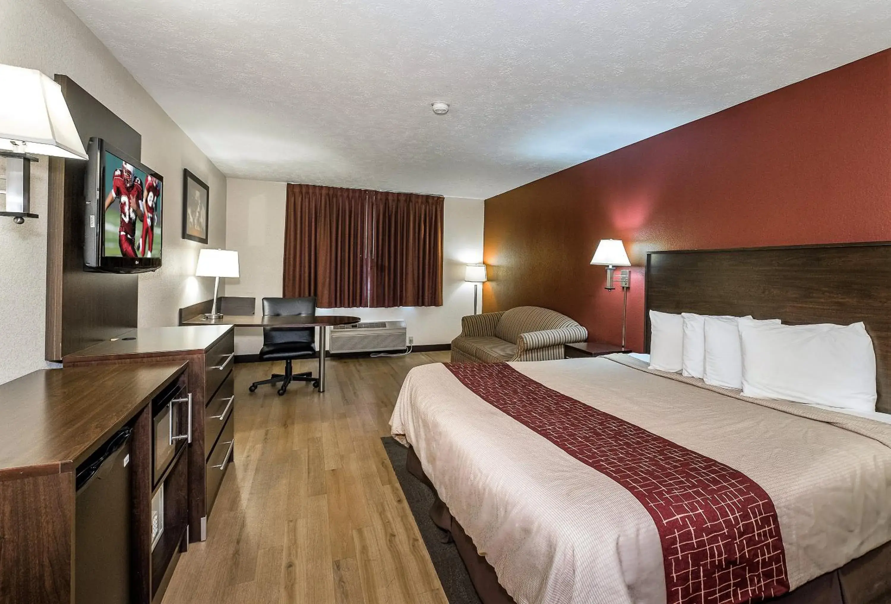 Photo of the whole room in Red Roof Inn & Suites Hermitage