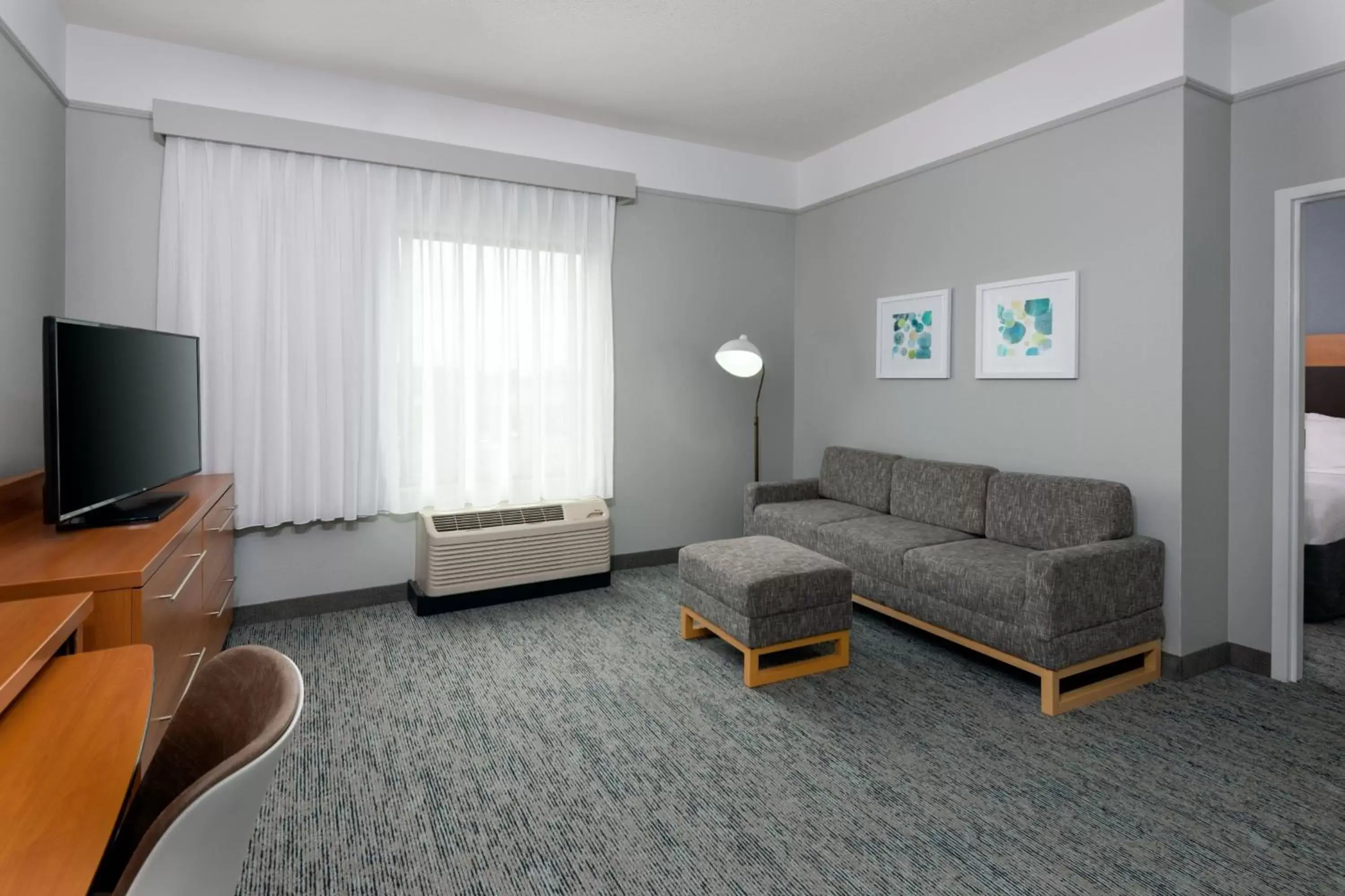 Living room, TV/Entertainment Center in TownePlace Suites Buffalo Airport