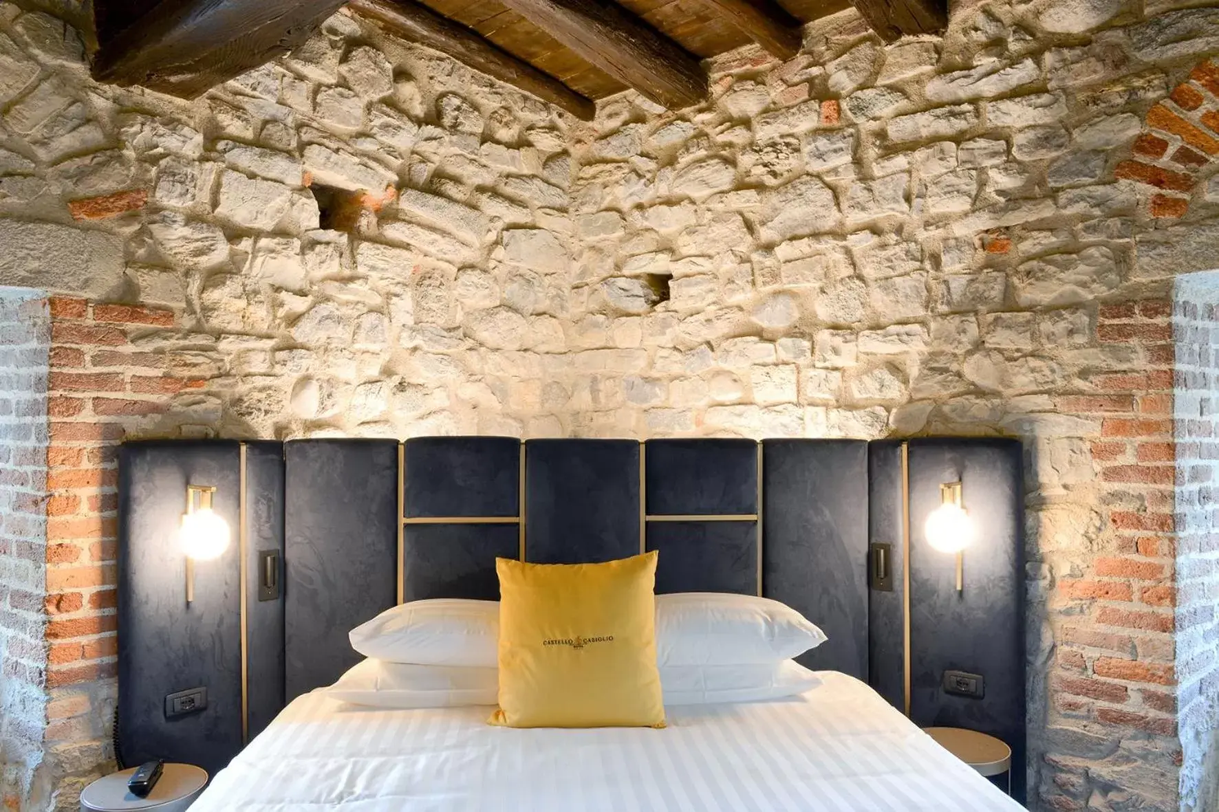 Photo of the whole room, Bed in Relais Castello Di Casiglio