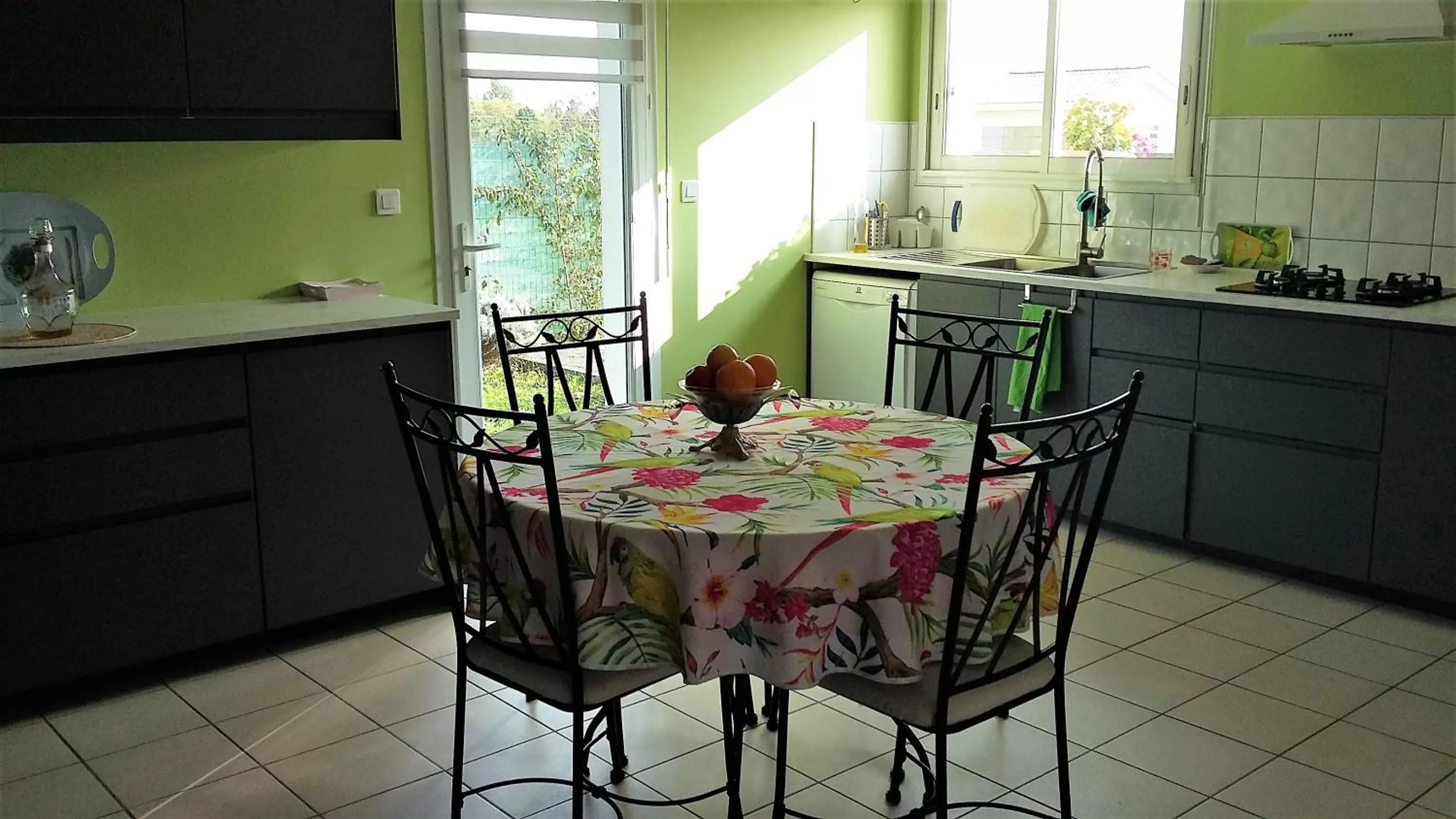 Kitchen or kitchenette in "L'ESCALE" près Bordeaux