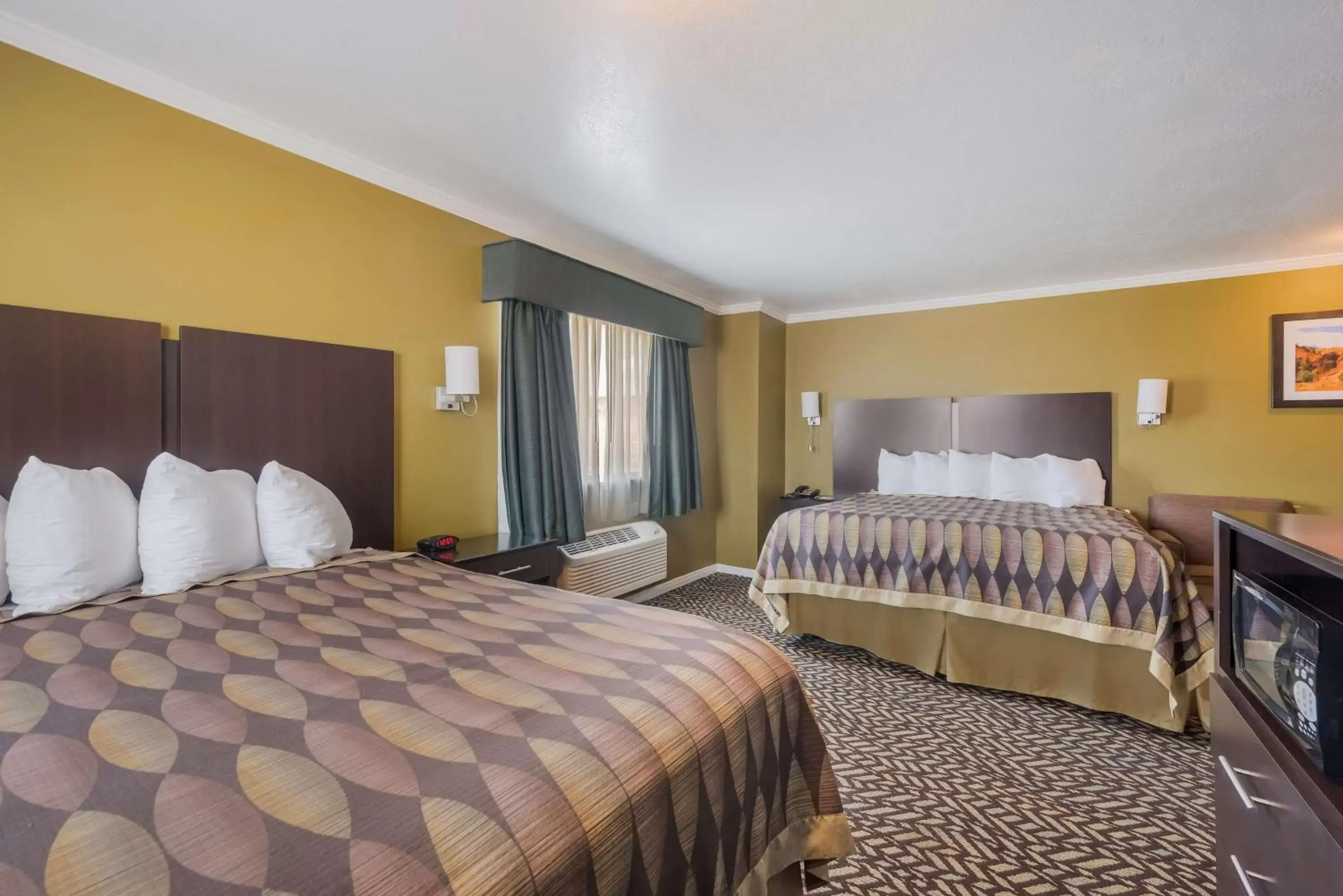 Double Room with One King and One Queen Bed in Best Western Richfield Inn Double Room with One King and One Queen Bed in Best Western Richfield Inn