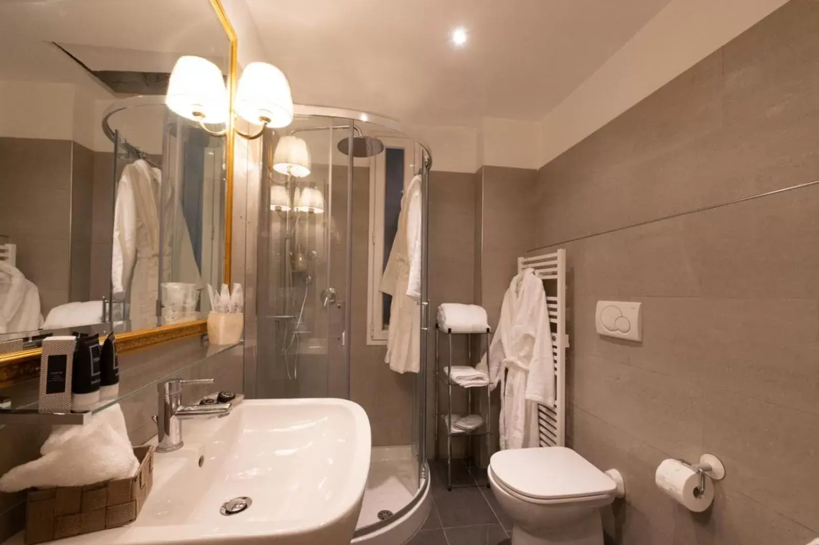 Shower, Bathroom in B&B Venus Inn