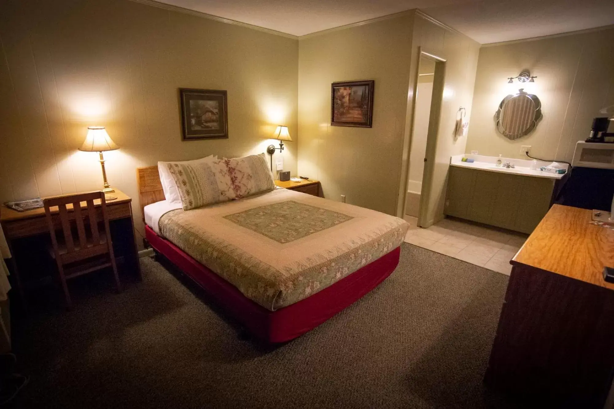 Bed in Sherwood Court Cottages