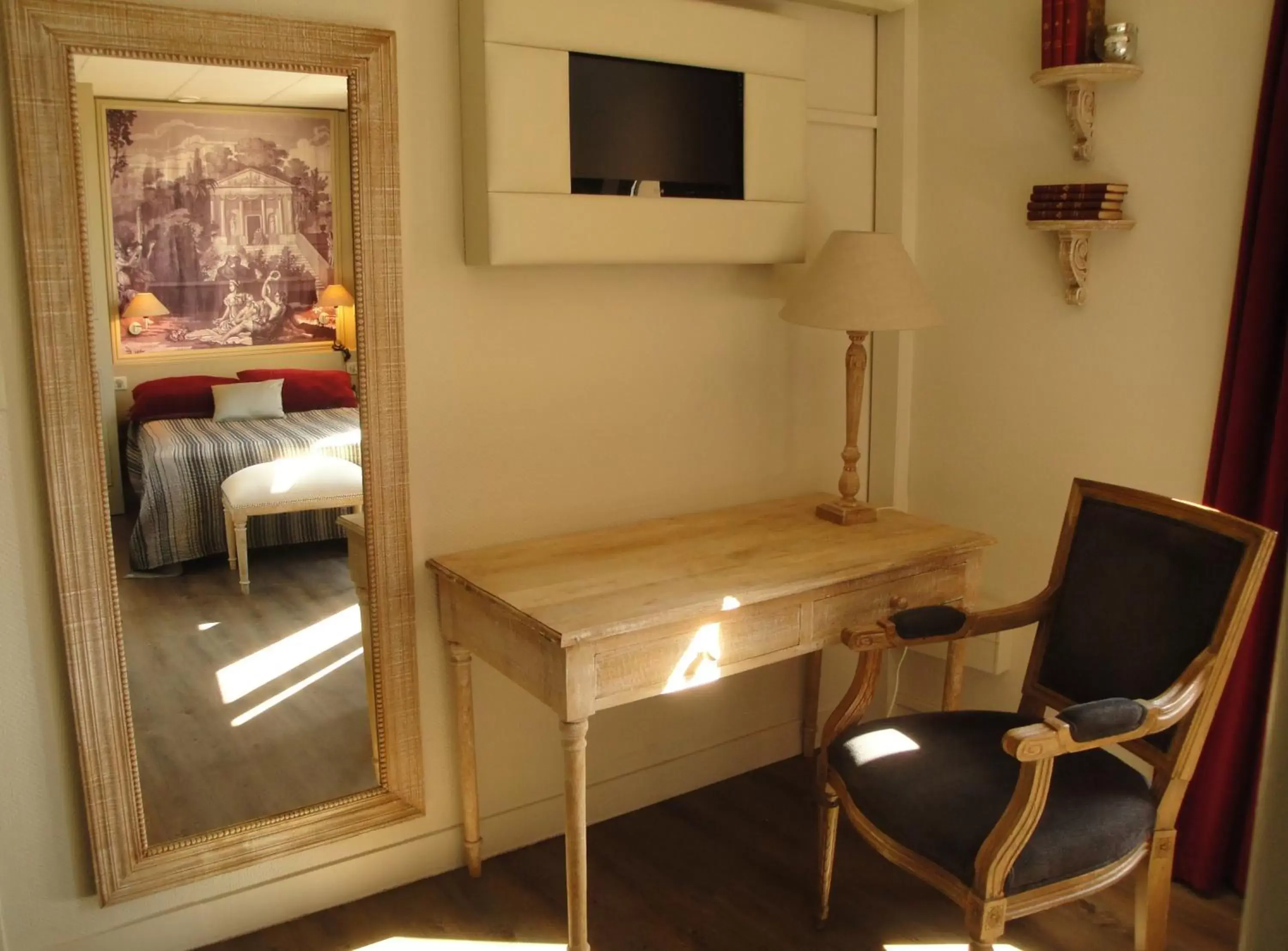 Photo of the whole room, TV/Entertainment Center in Hôtel de France