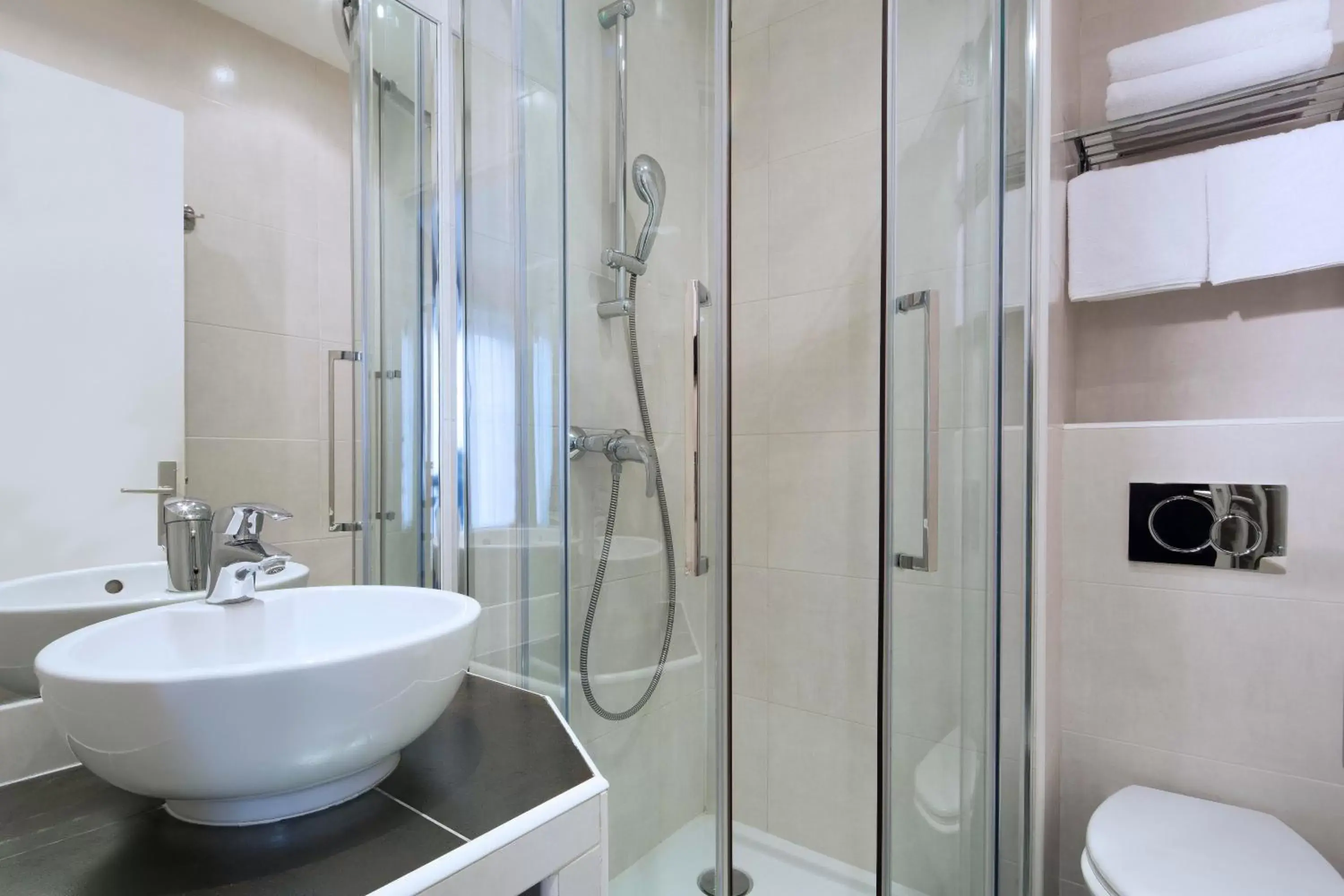 Shower, Bathroom in Hôtel Le Compostelle