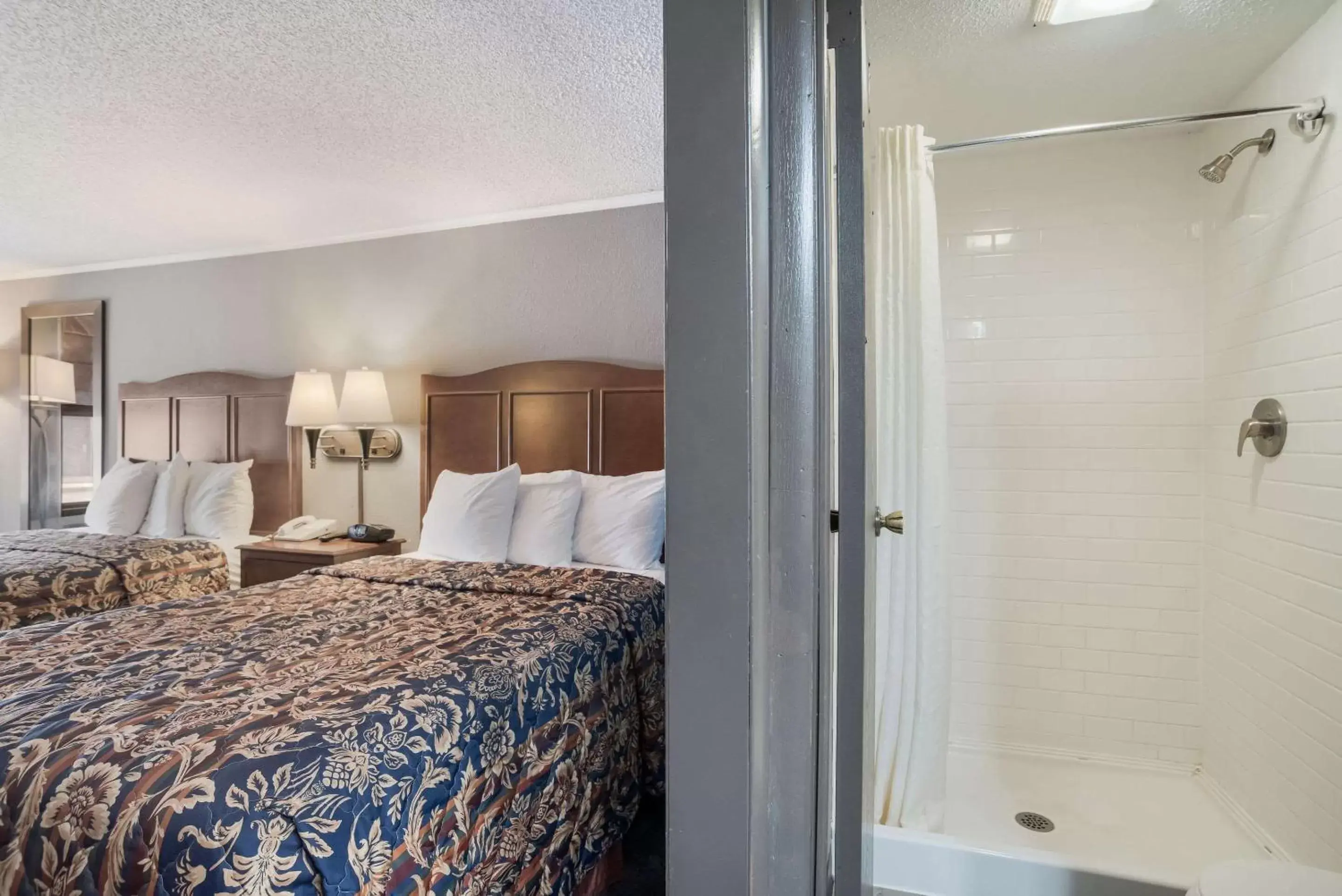 Bathroom, Bed in Rodeway Inn Carlisle