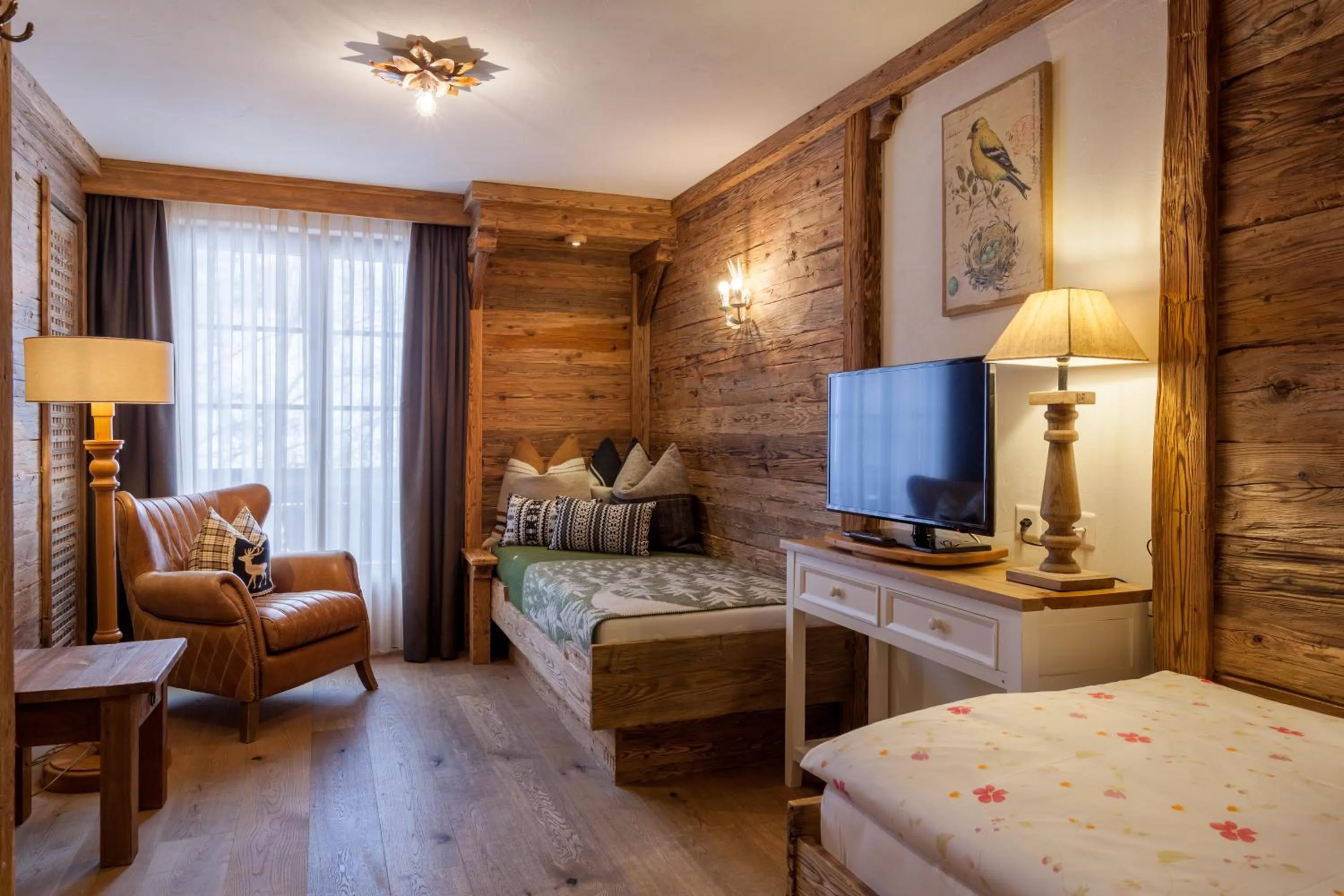 Living room, Bed in Hotel Berghof