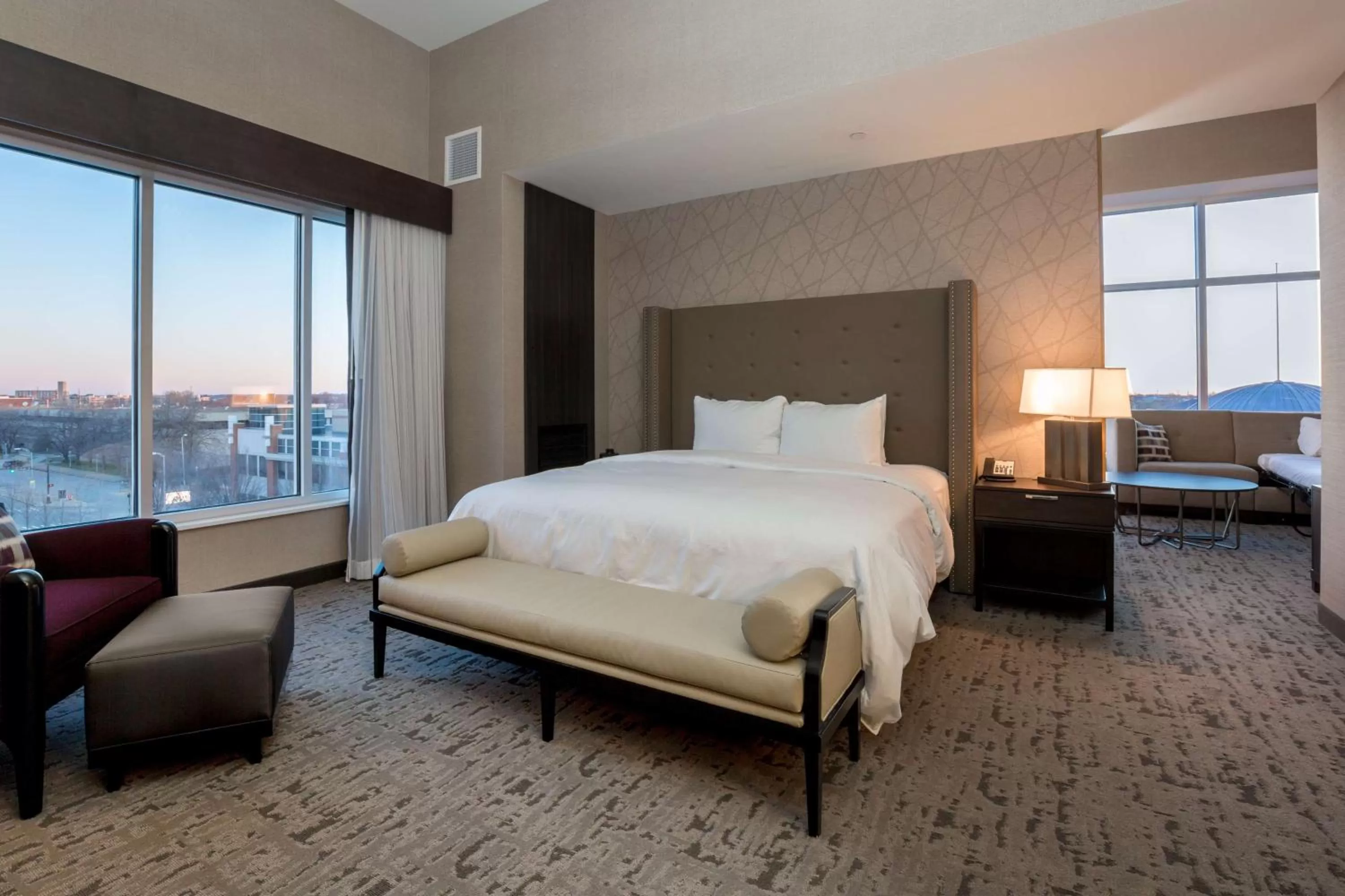 Living room, Bed in DoubleTree by Hilton Evansville