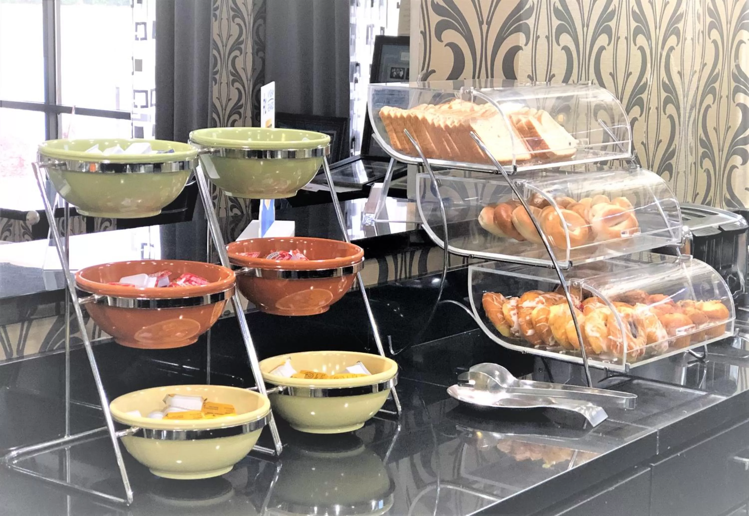 Breakfast in Howard Johnson by Wyndham Greensboro Near the Coliseum