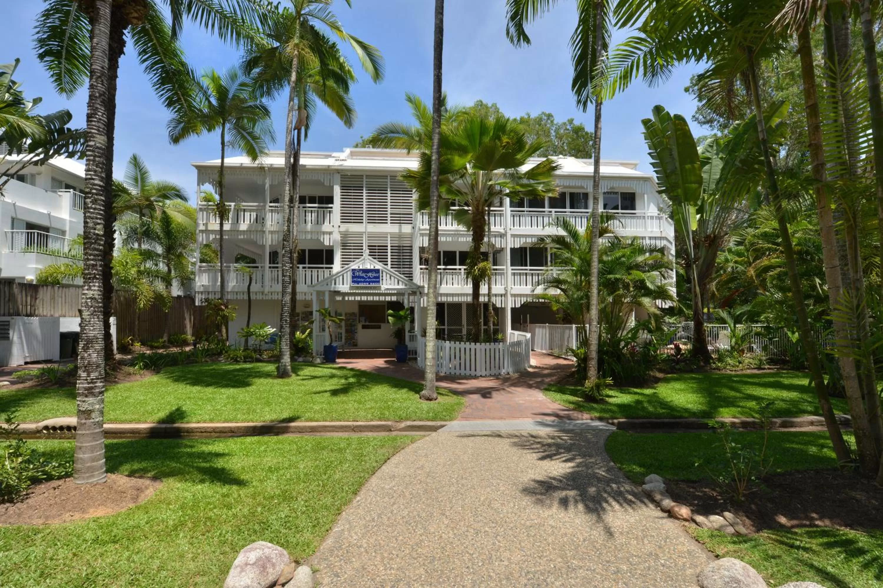Facade/entrance in The White House Port Douglas