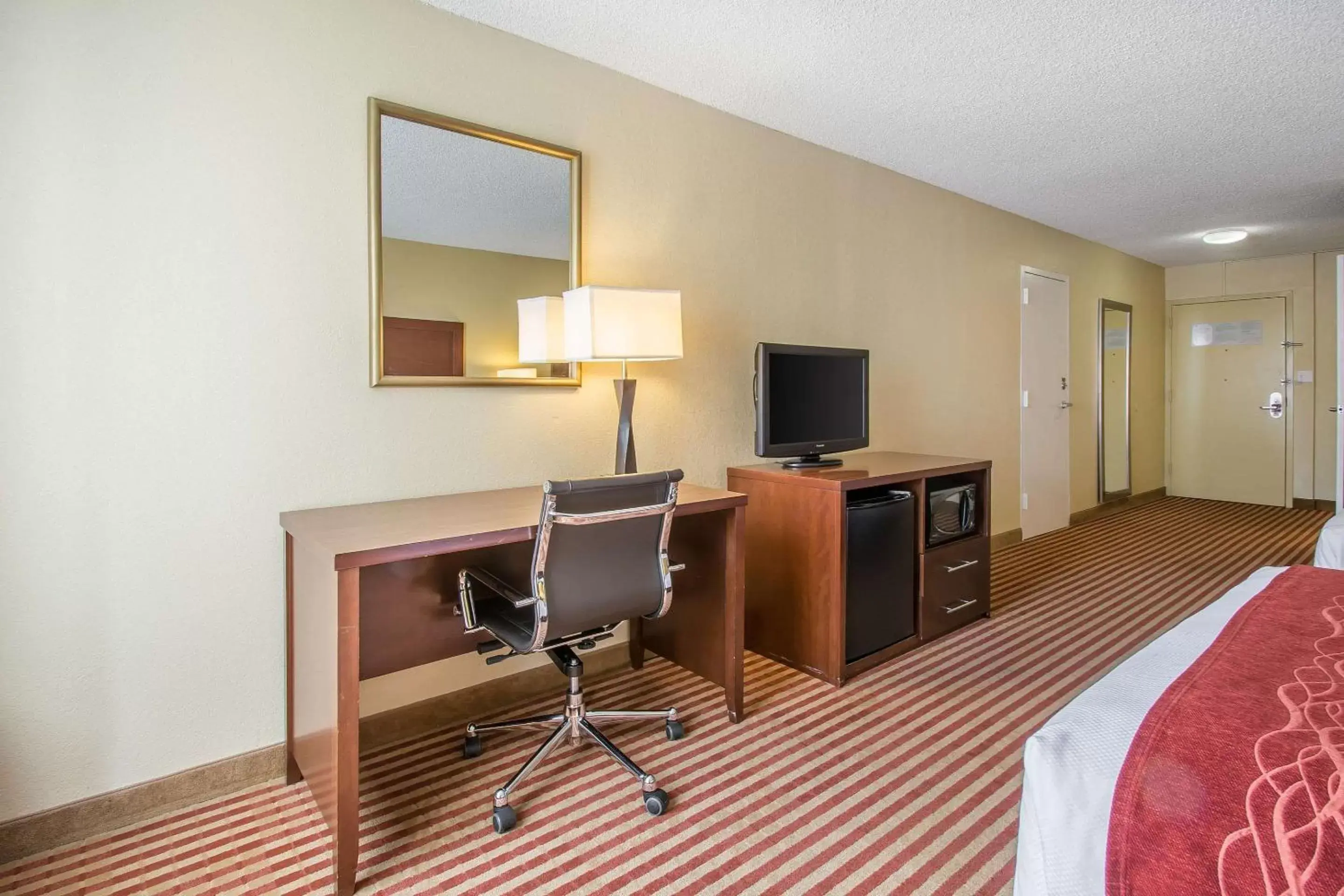 Photo of the whole room, TV/Entertainment Center in Comfort Inn & Suites Kissimmee by the Parks