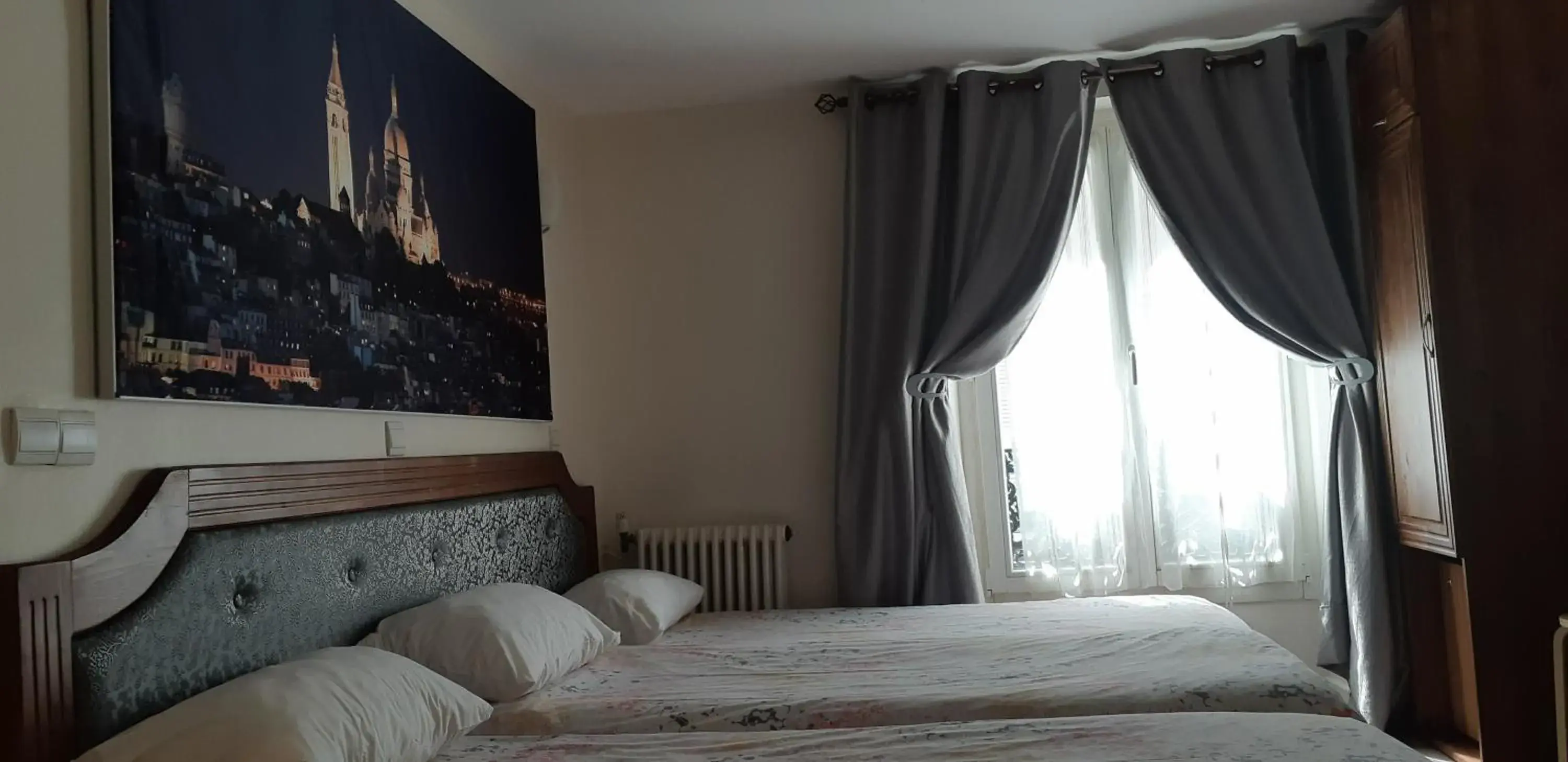 Photo of the whole room, Bed in Grand Hotel De Clermont