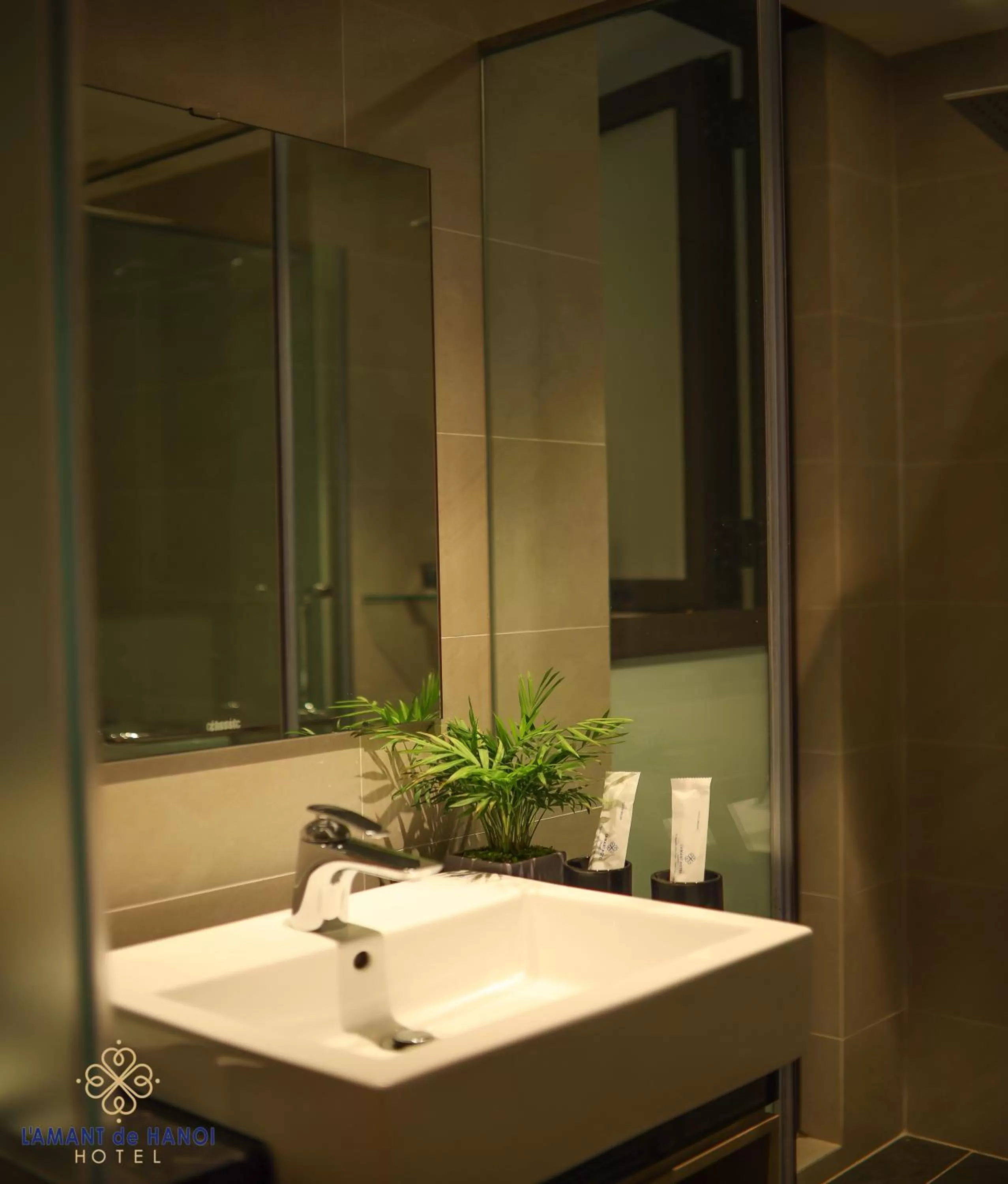 Bathroom in L'amant de Hanoi Hotel - khách sạn Lamant de Hà Nội