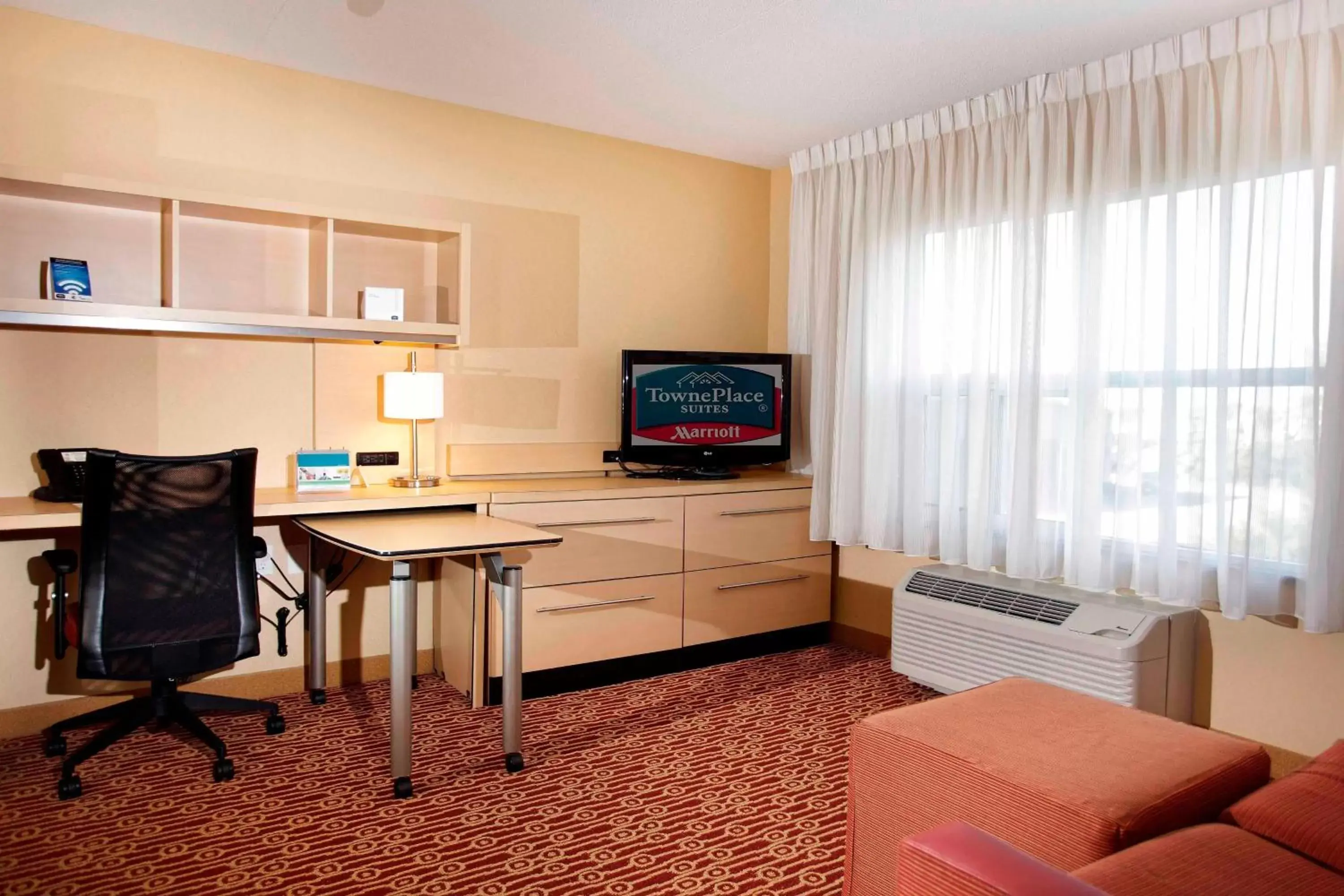 Bedroom, TV/Entertainment Center in TownePlace Suites by Marriott Sudbury