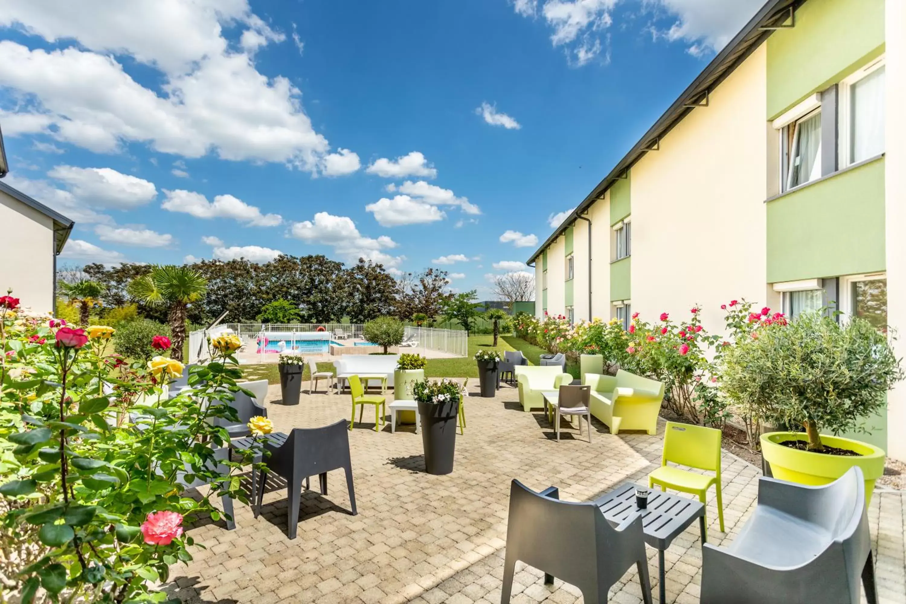 Garden, Restaurant/Places to Eat in ibis Styles Bourges