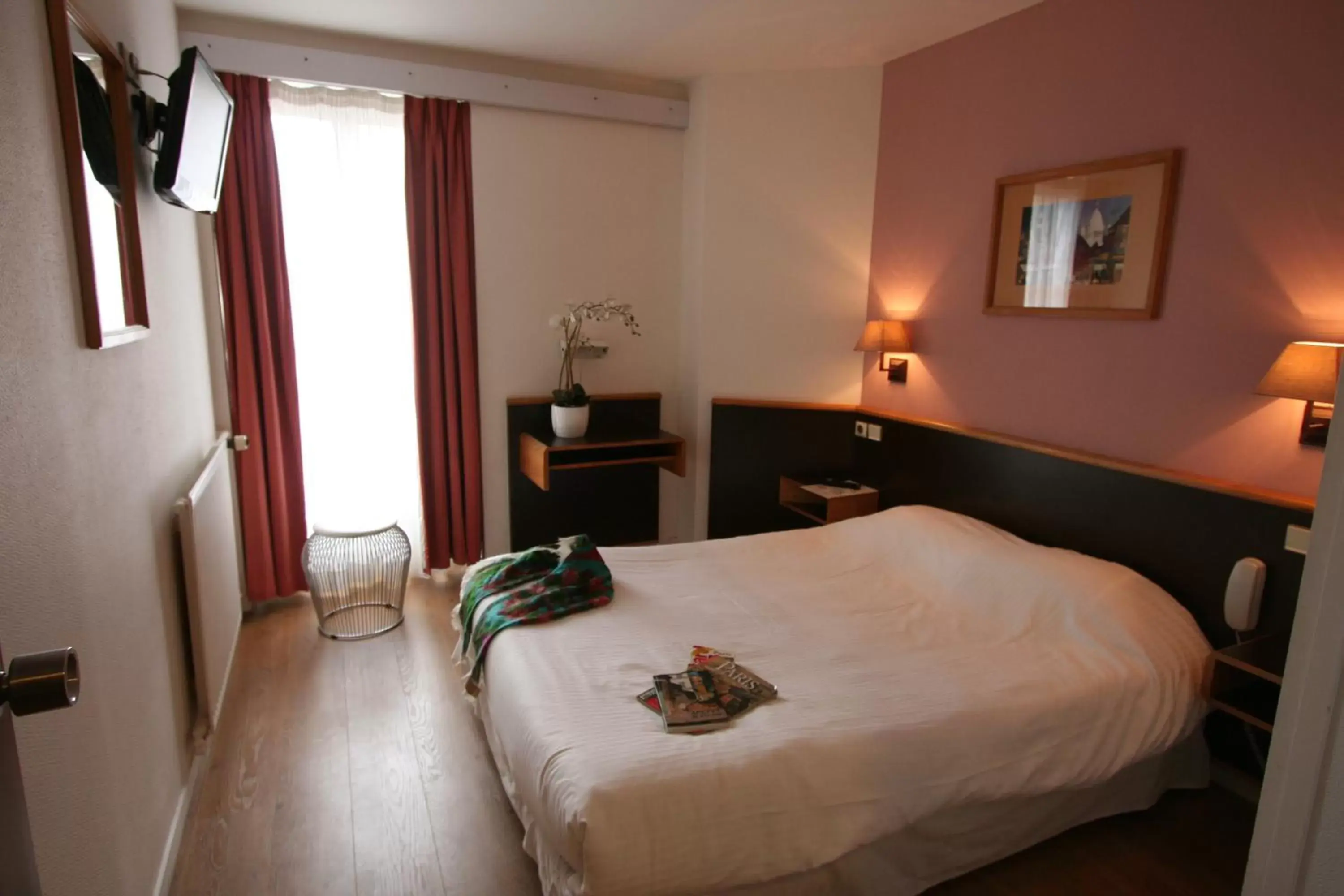 Bedroom, Bed in Denfert-Montparnasse