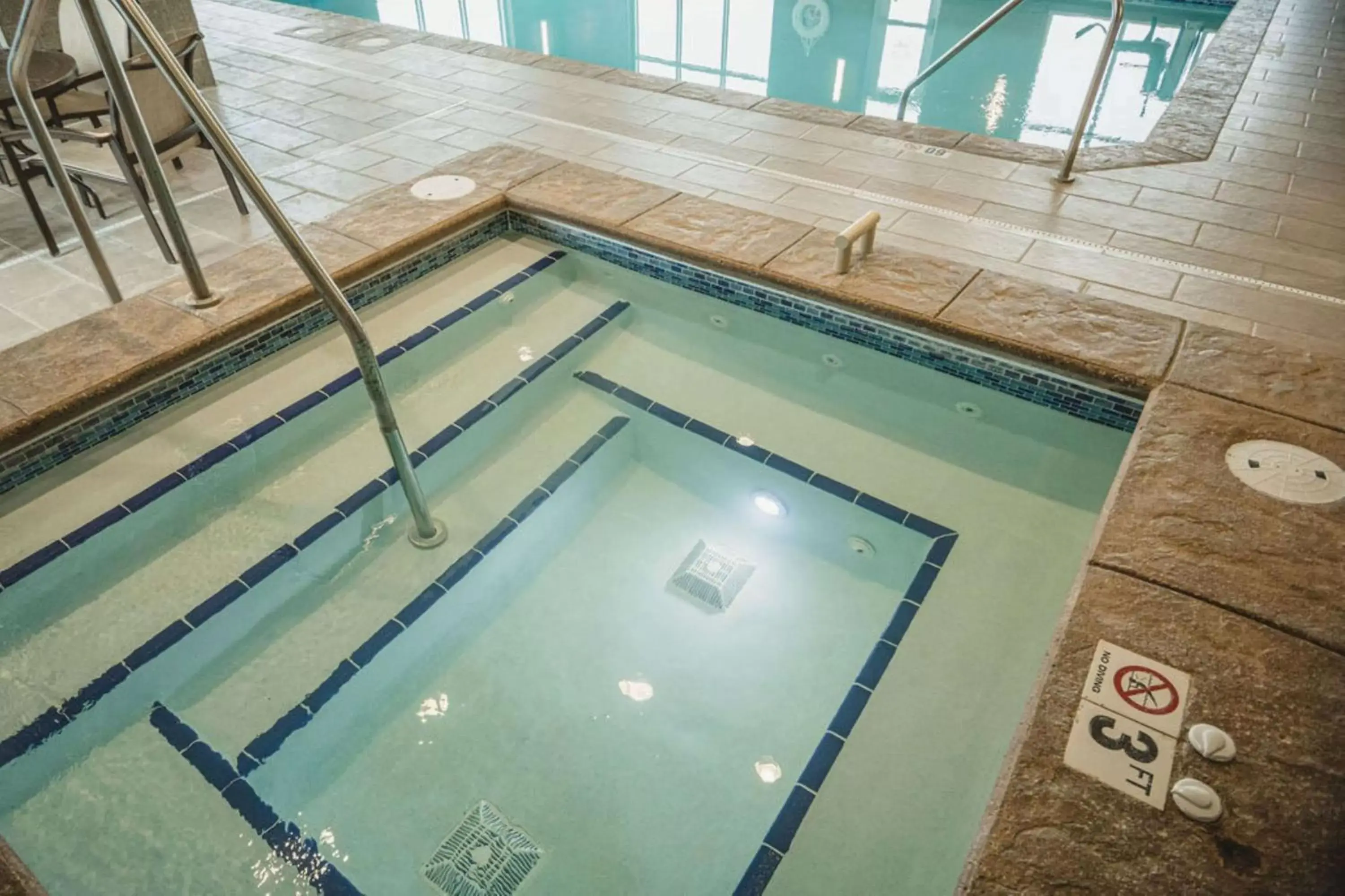 Hot Tub, Swimming Pool in Best Western Plus Lakeview Hotel