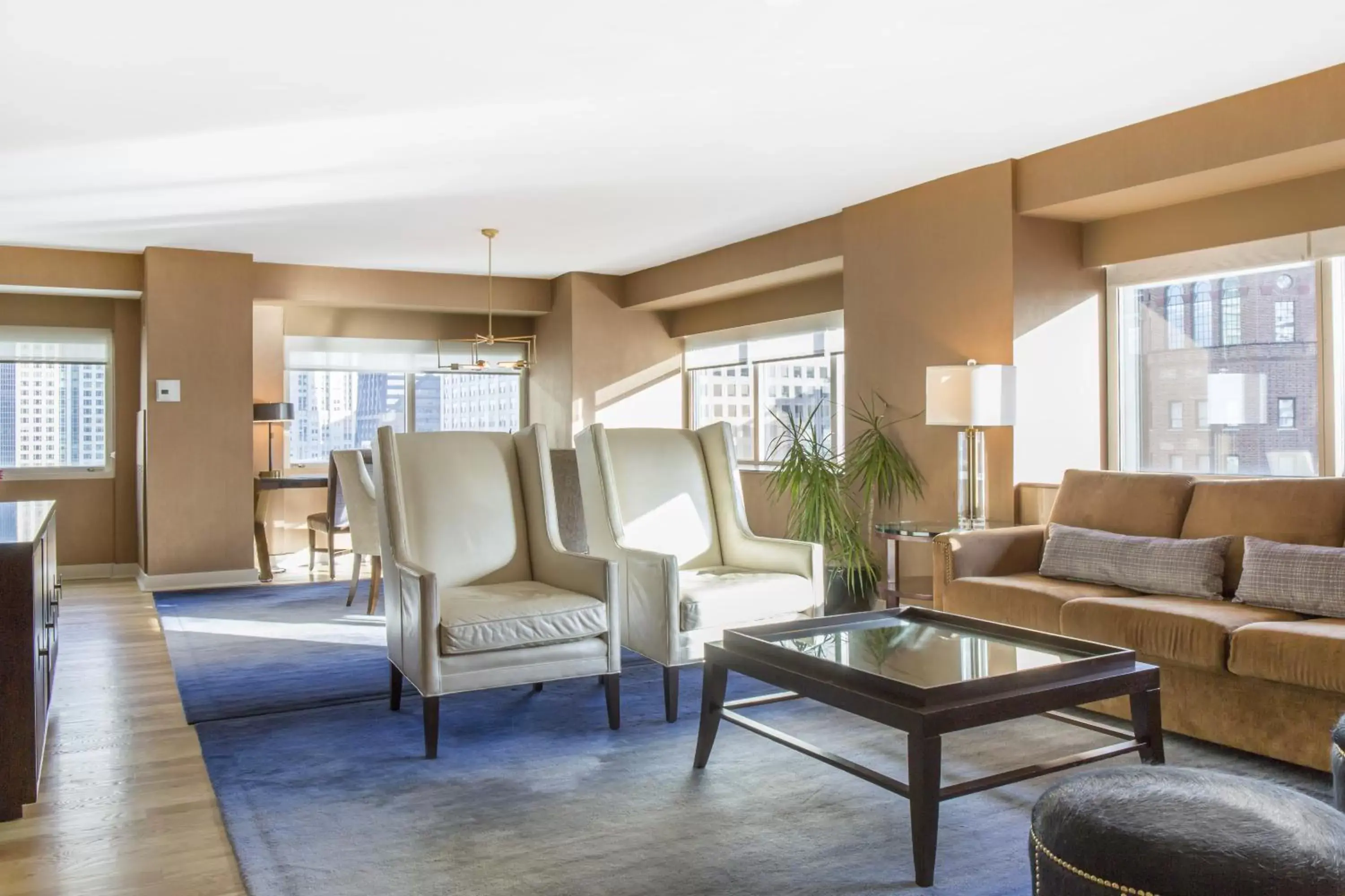 Photo of the whole room, Seating Area in Omni Chicago All Suites Hotel-Magnificent Mile