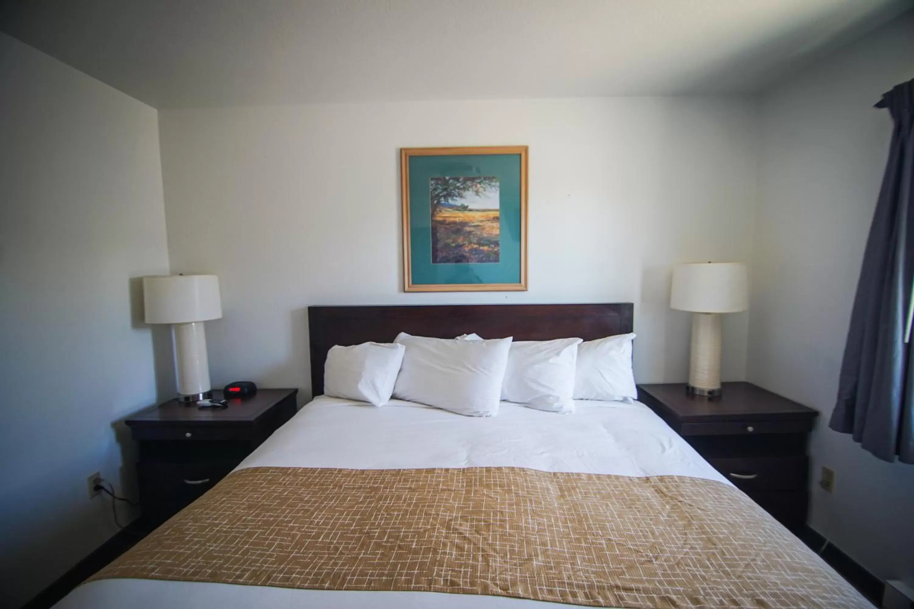 Bedroom, Bed in Travelodge by Wyndham Colorado Springs Airport - Peterson SFB Bedroom, Bed in Travelodge by Wyndham Colorado Springs Airport - Peterson SFB