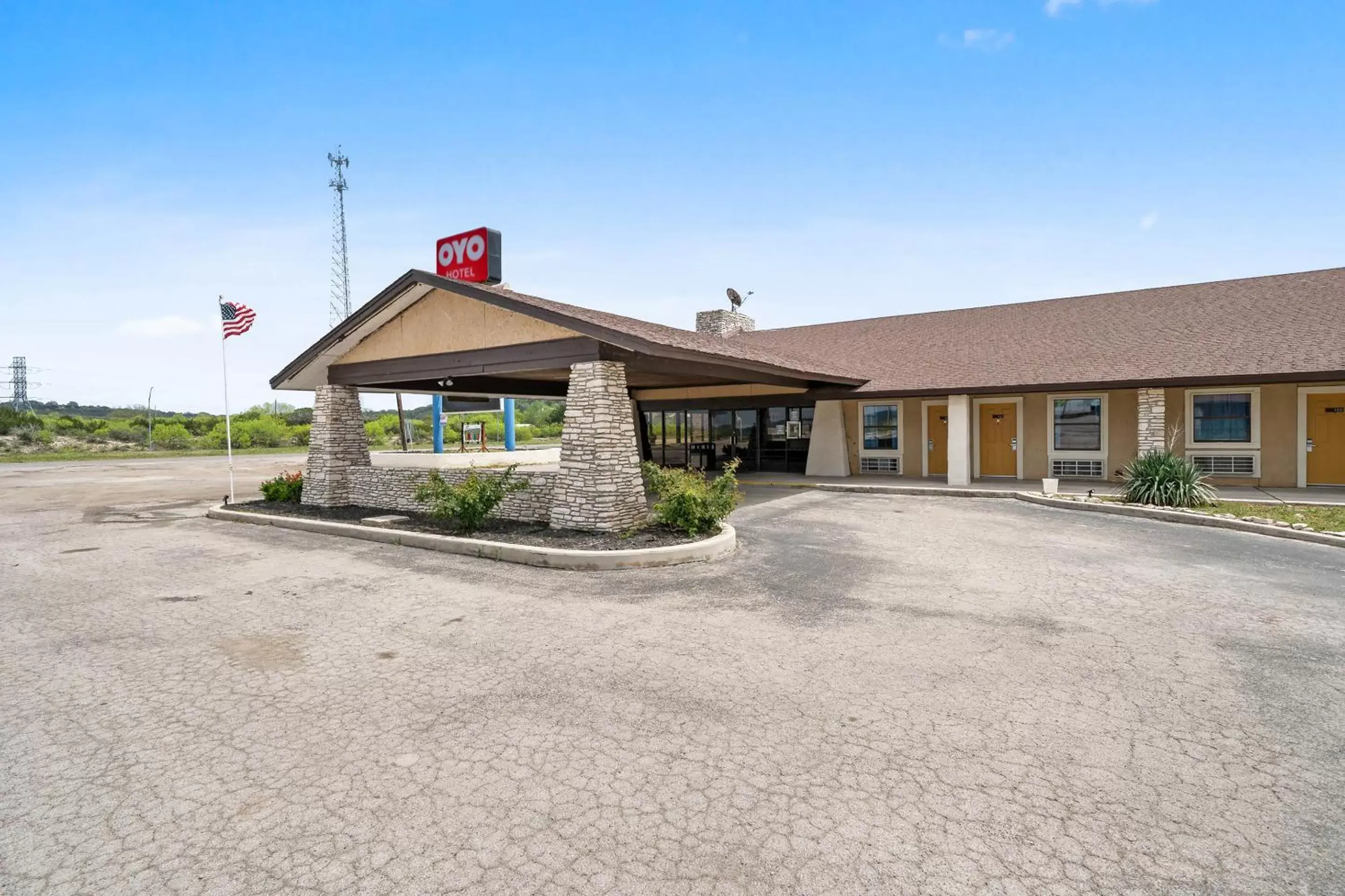 Property Building in OYO Hotel Junction TX I-10