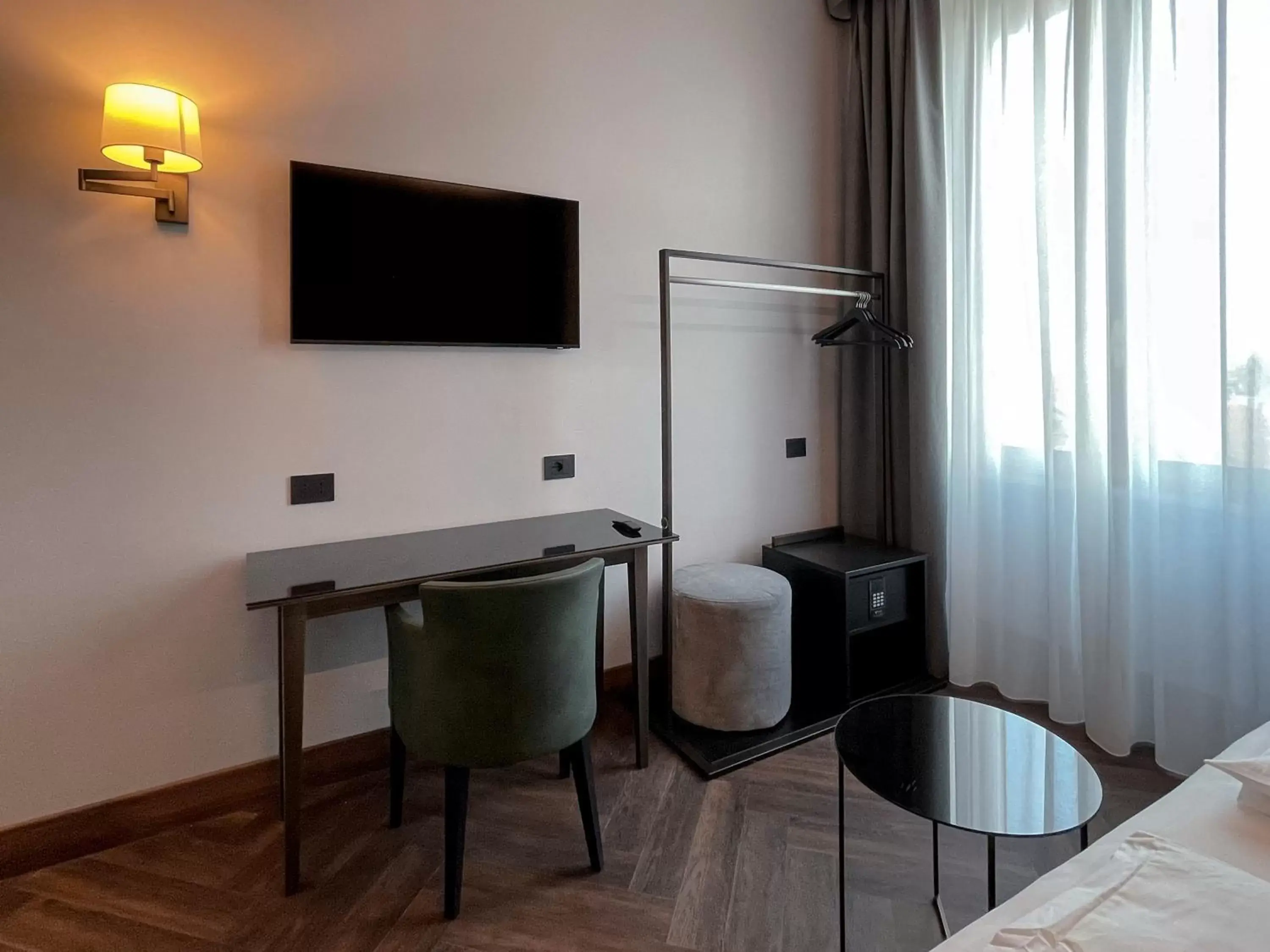 hair dresser, TV/Entertainment Center in Hotel Impero