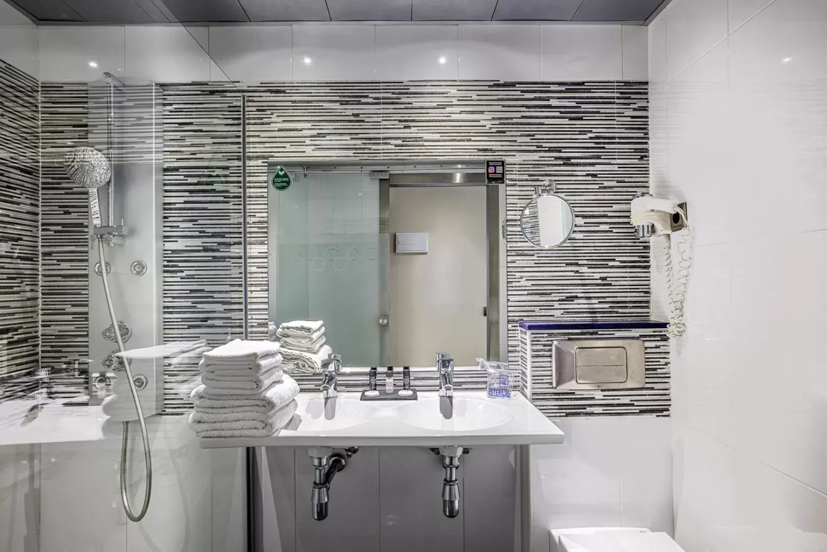 Toilet, Bathroom in Hotel Ronda Lesseps