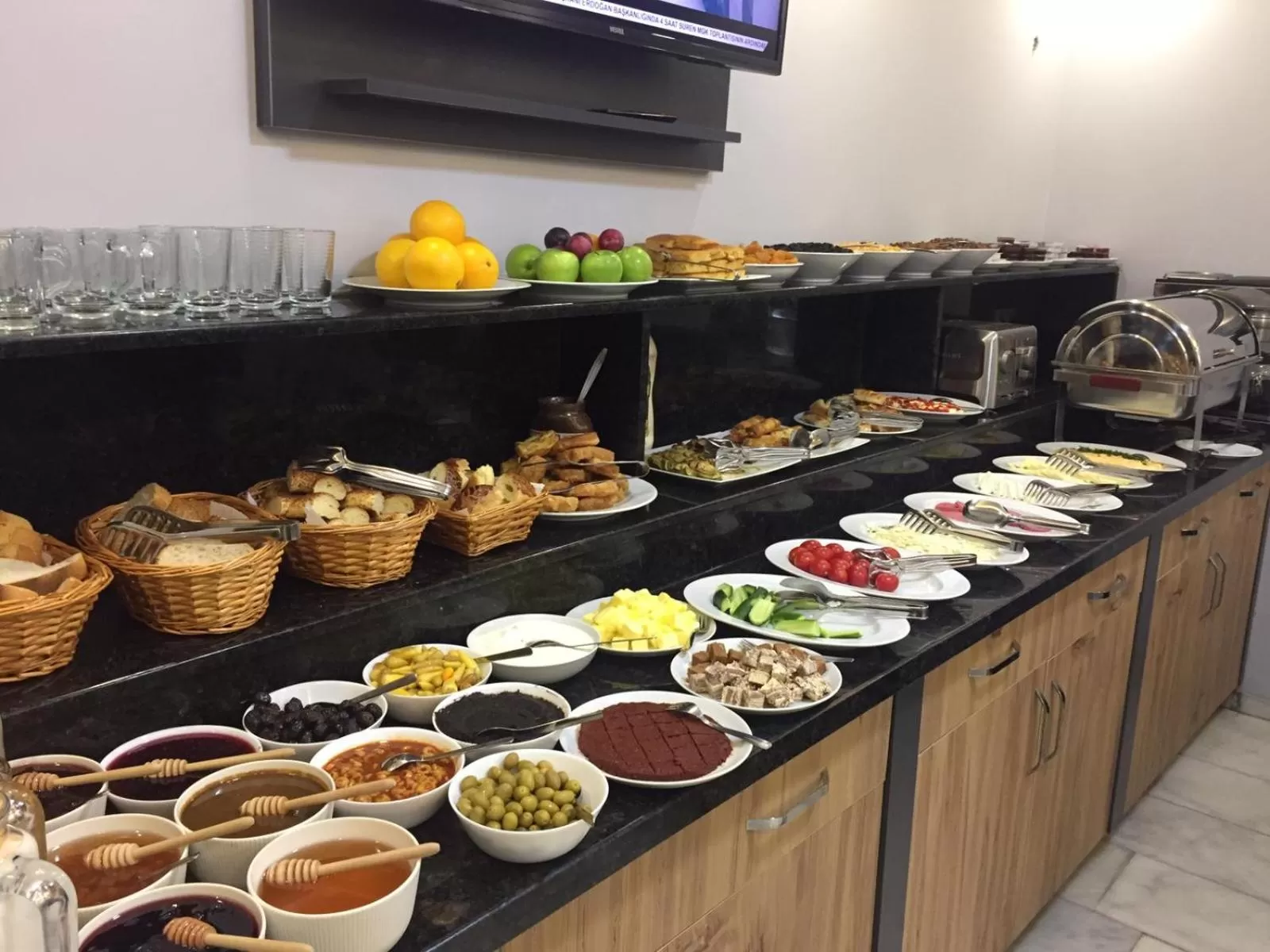 Restaurant/places to eat in Basilissis Hotel