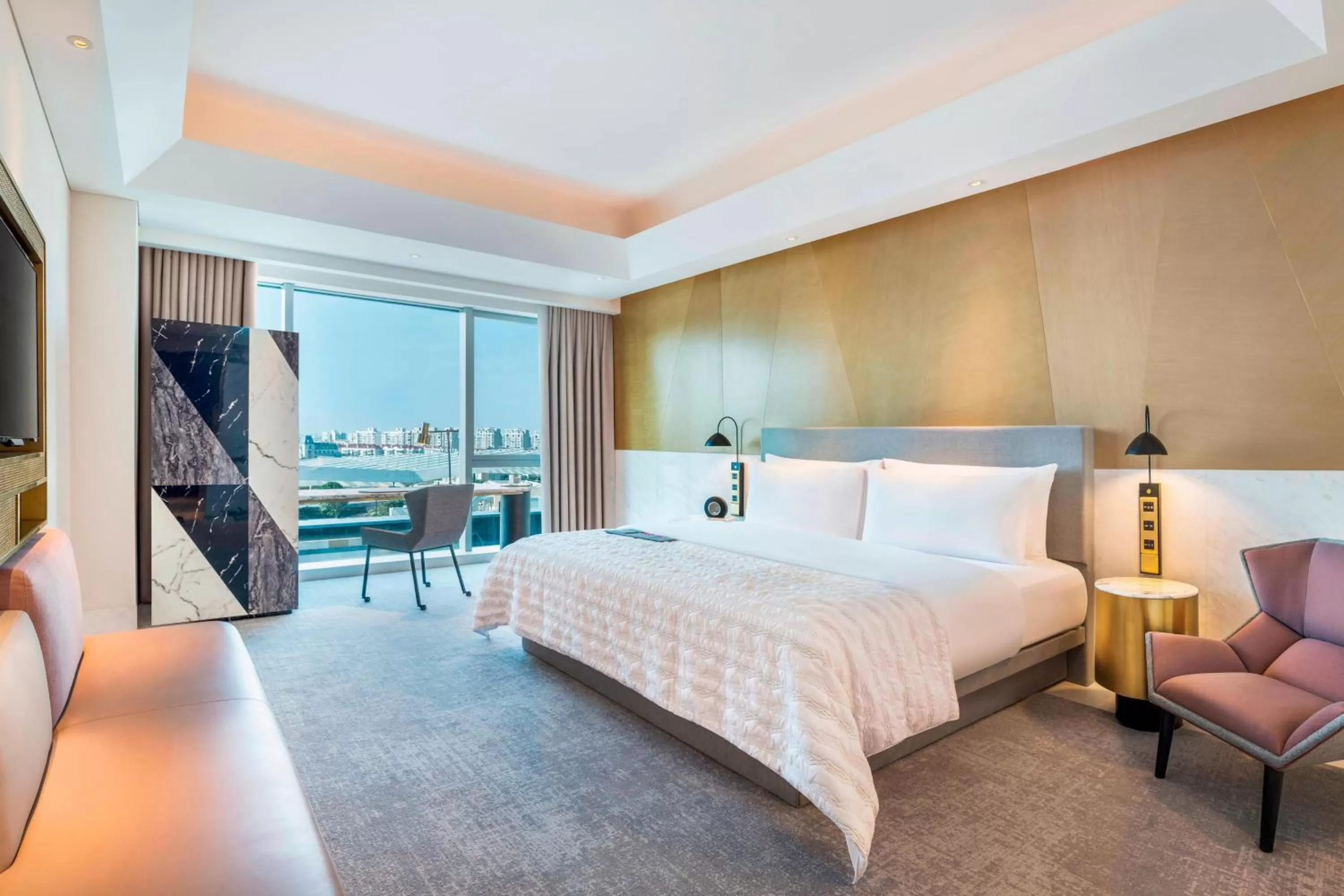 Photo of the whole room, Bed in Le Meridien Shanghai Hongqiao,Minhang