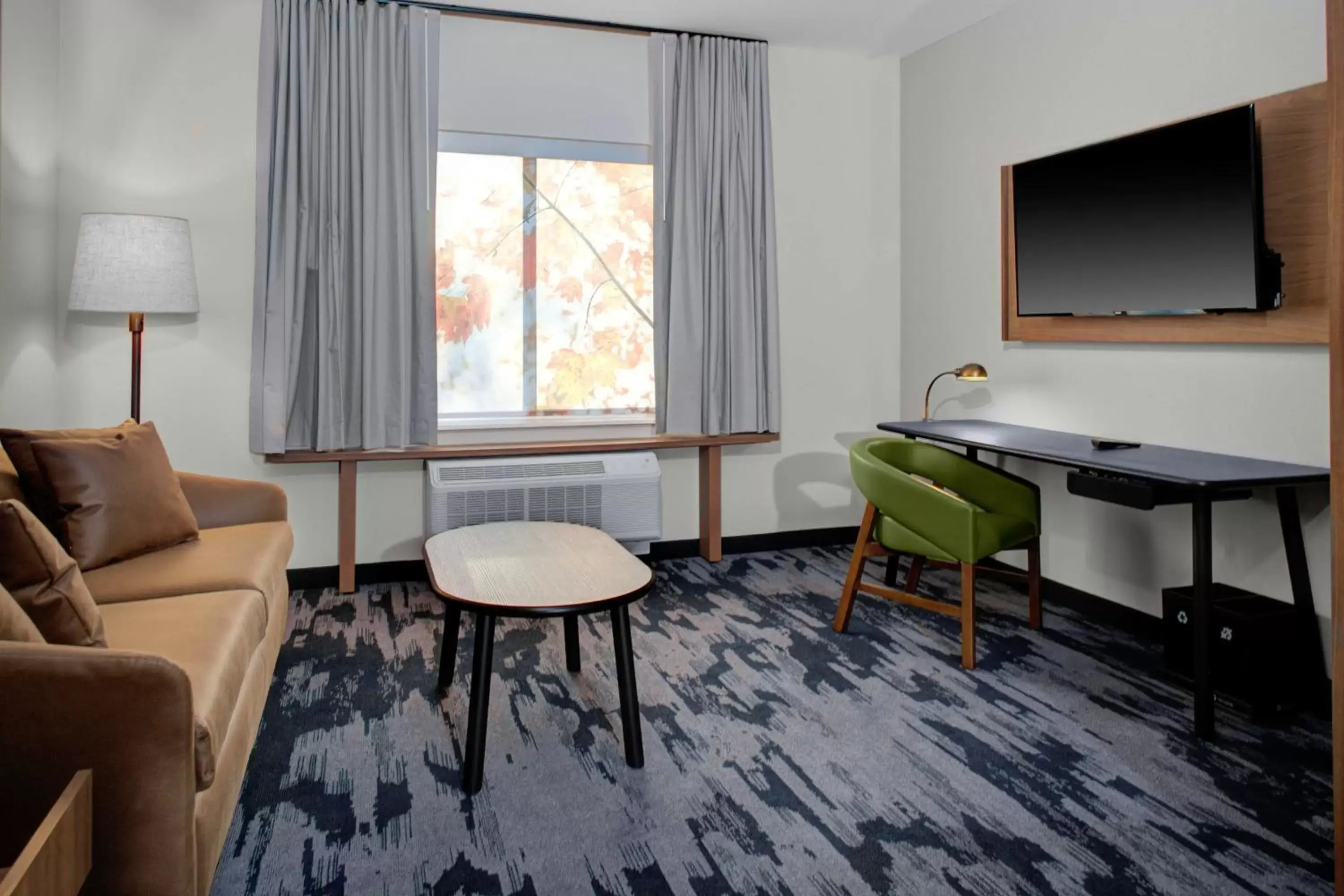 Living room, TV/Entertainment Center in Fairfield Inn & Suites by Marriott Roanoke Salem