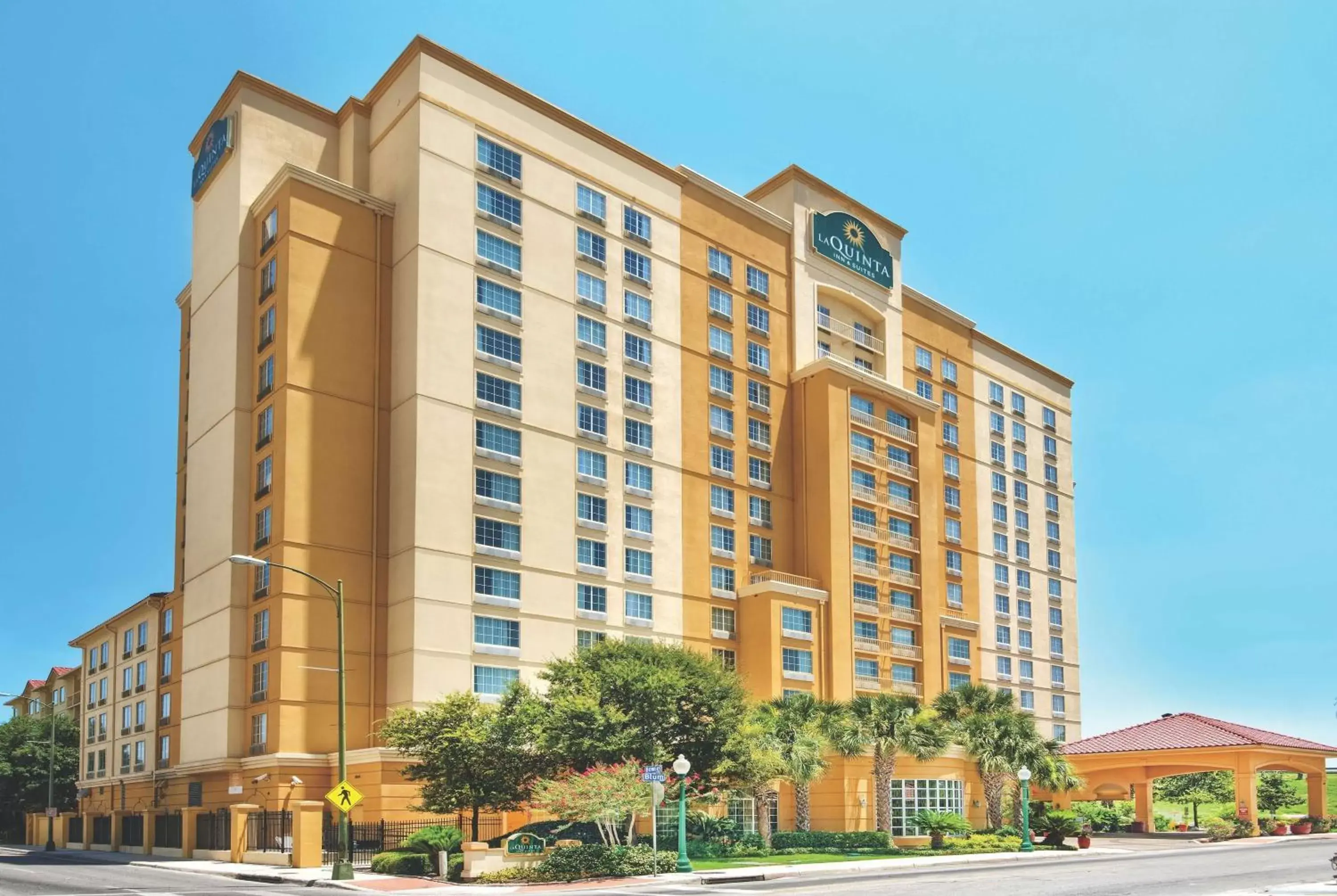 Property Building in La Quinta Inn & Suites by Wyndham San Antonio Riverwalk