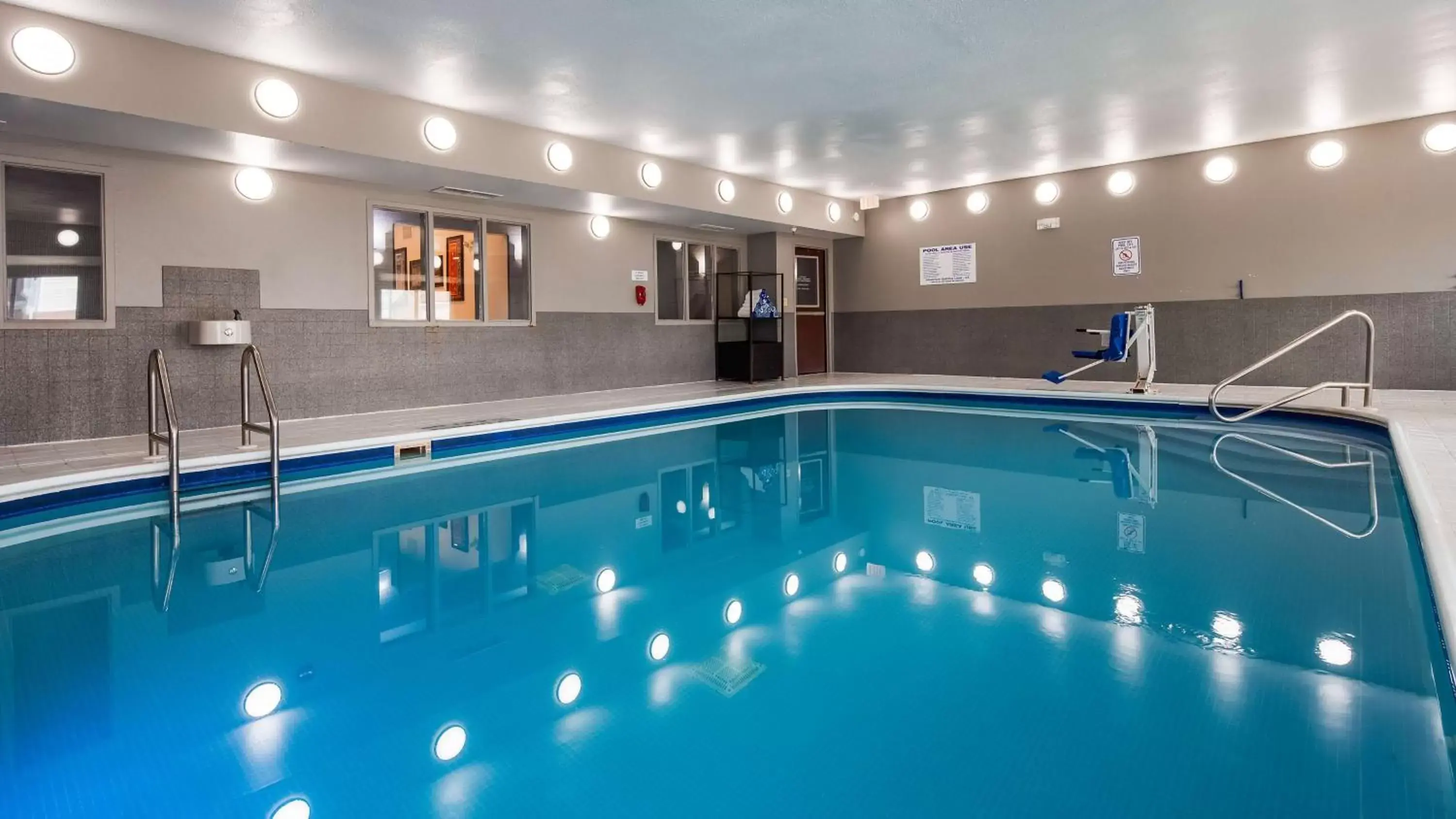 On site, Swimming Pool in Best Western Independence Kansas City
