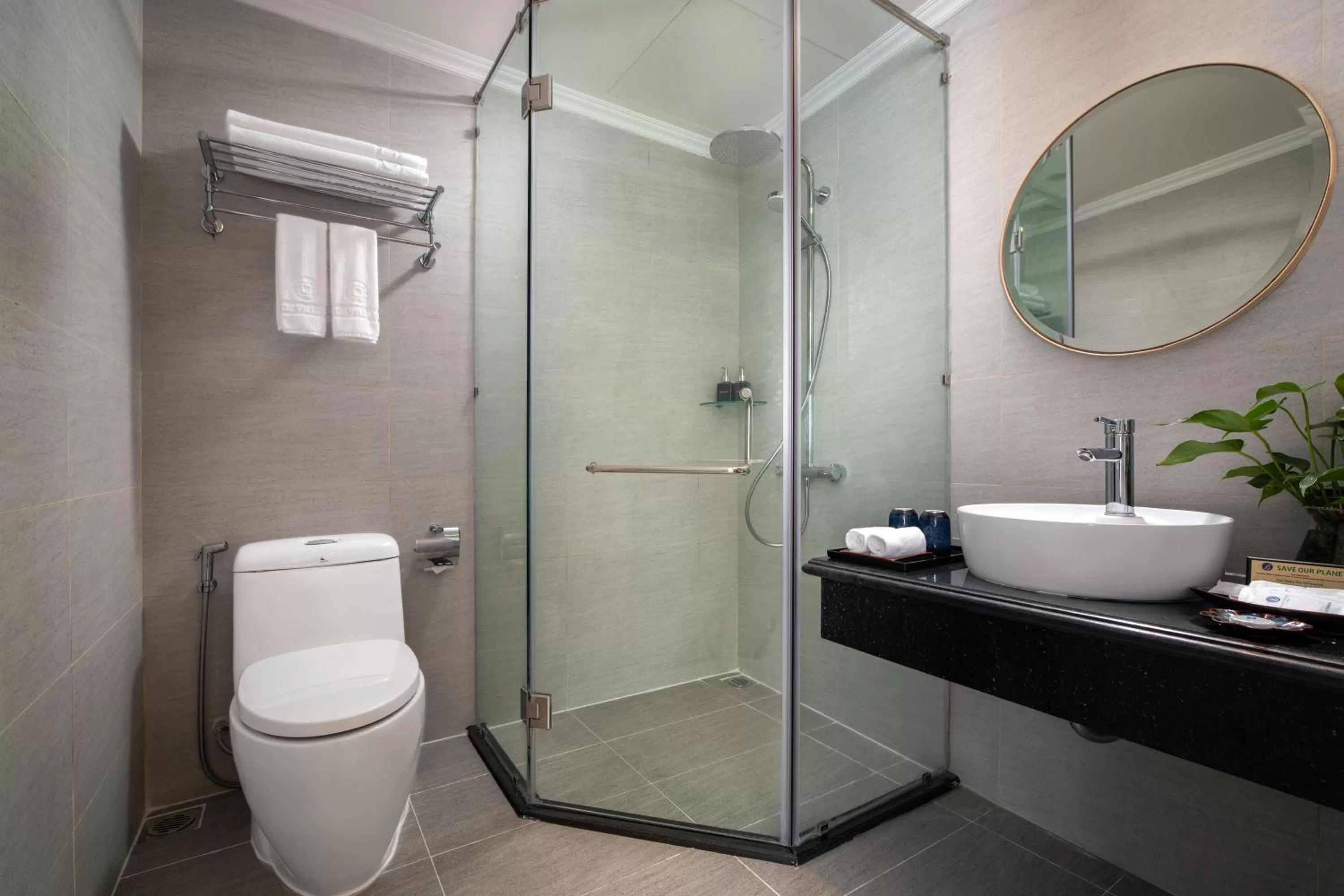 Toilet in Hanoi Backpackers Hostel & Rooftop bar