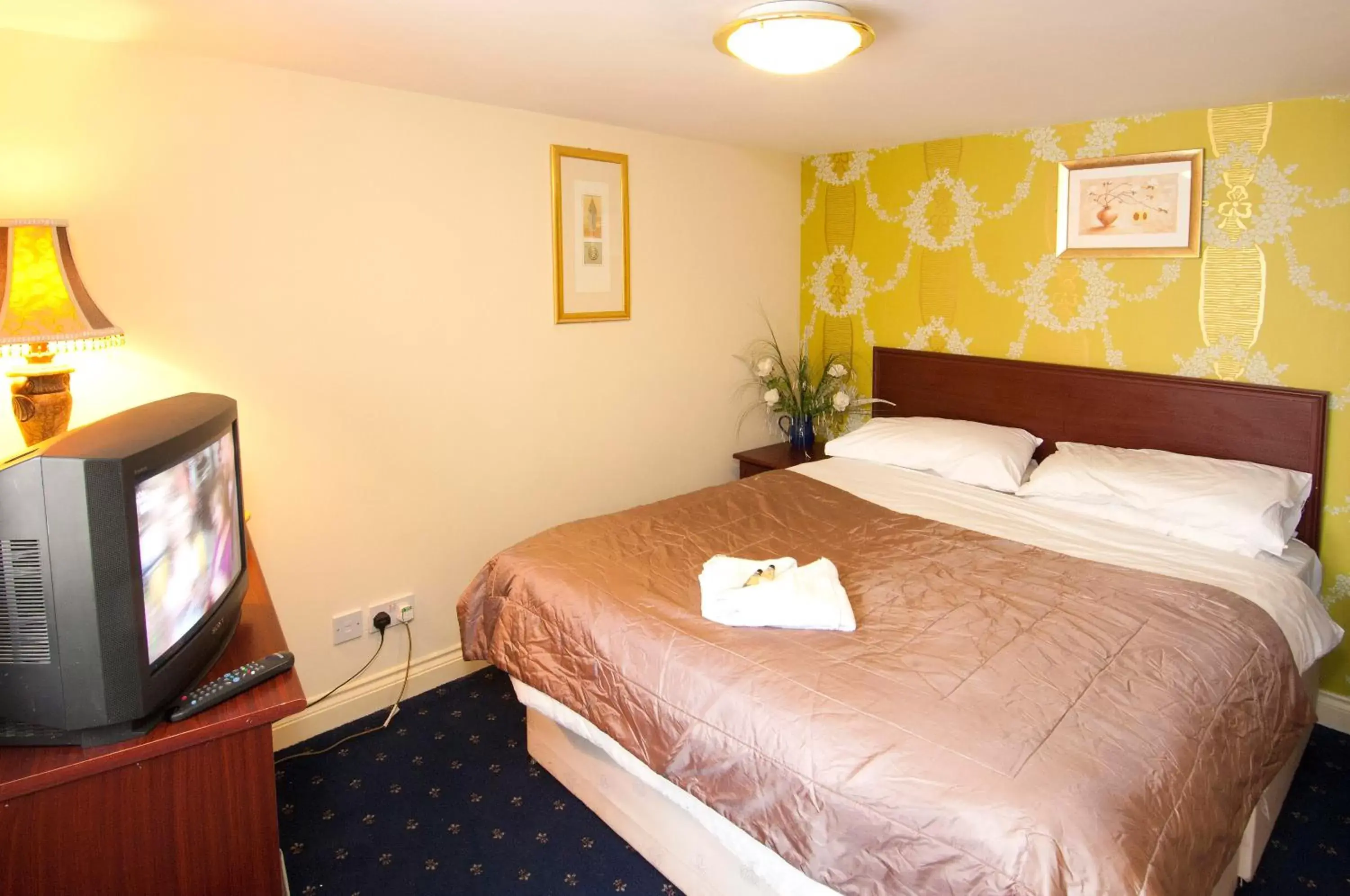Bedroom, Bed in The George & Horn near Newbury