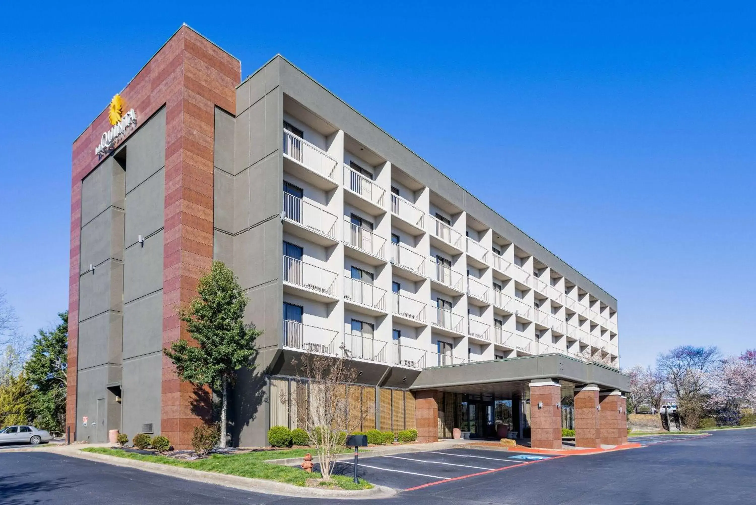 Property Building in La Quinta Inn & Suites by Wyndham Kingsport TriCities Airport