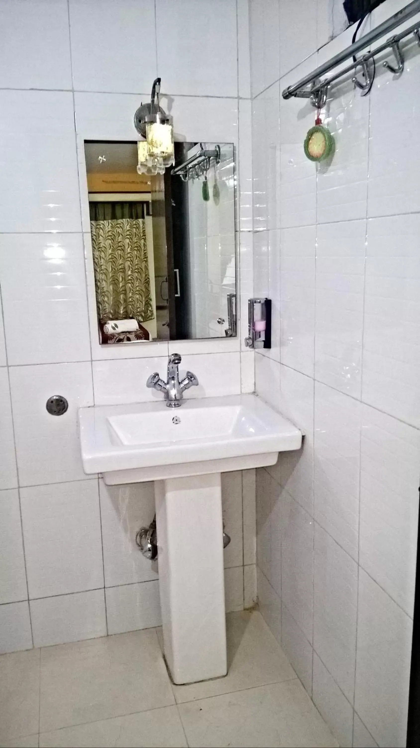 Bathroom in Hotel Su Shree Continental 5 Minutes Walk From New Delhi Railway Station