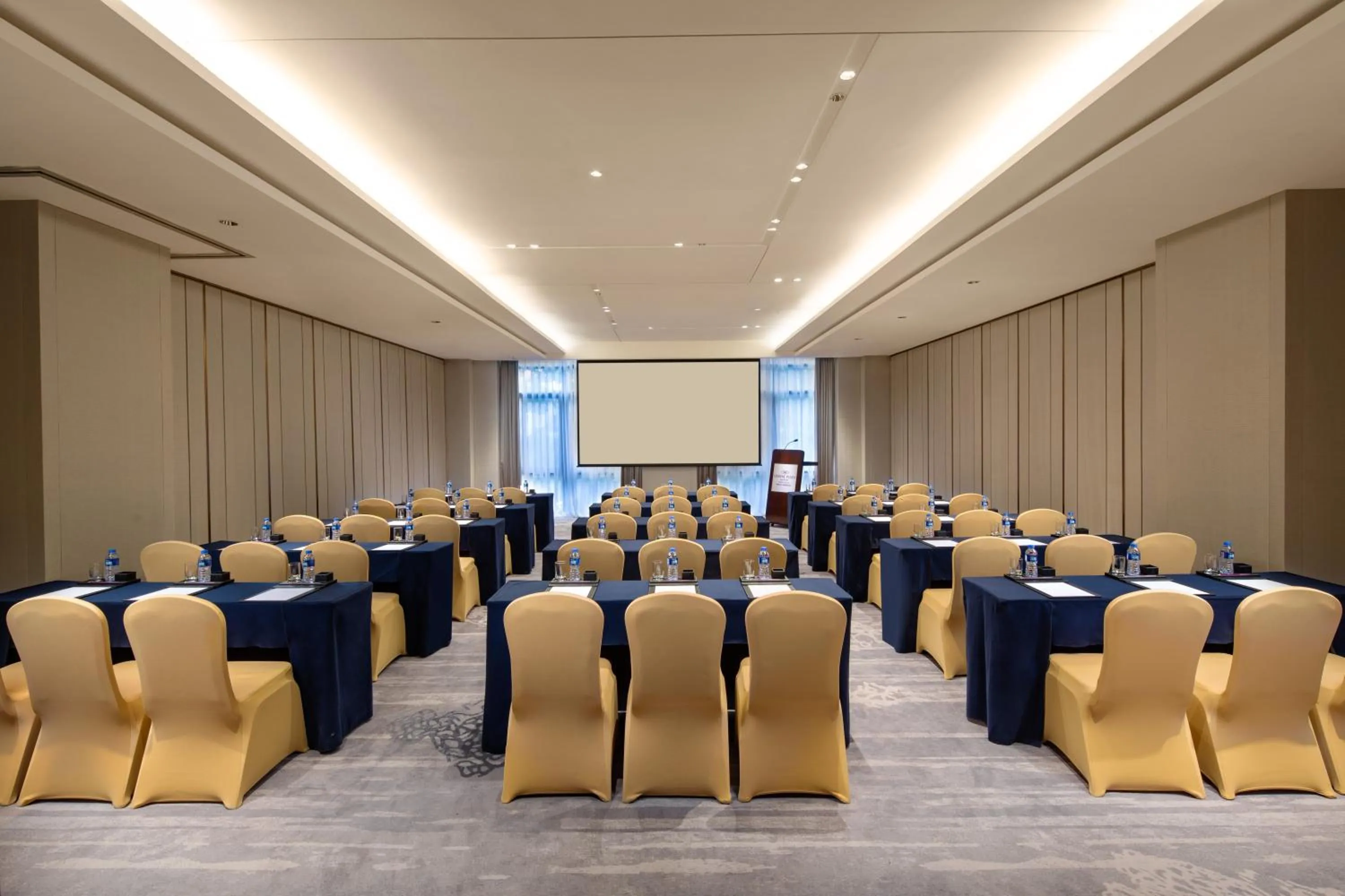 Meeting/conference room in Crowne Plaza Fuzhou South by IHG