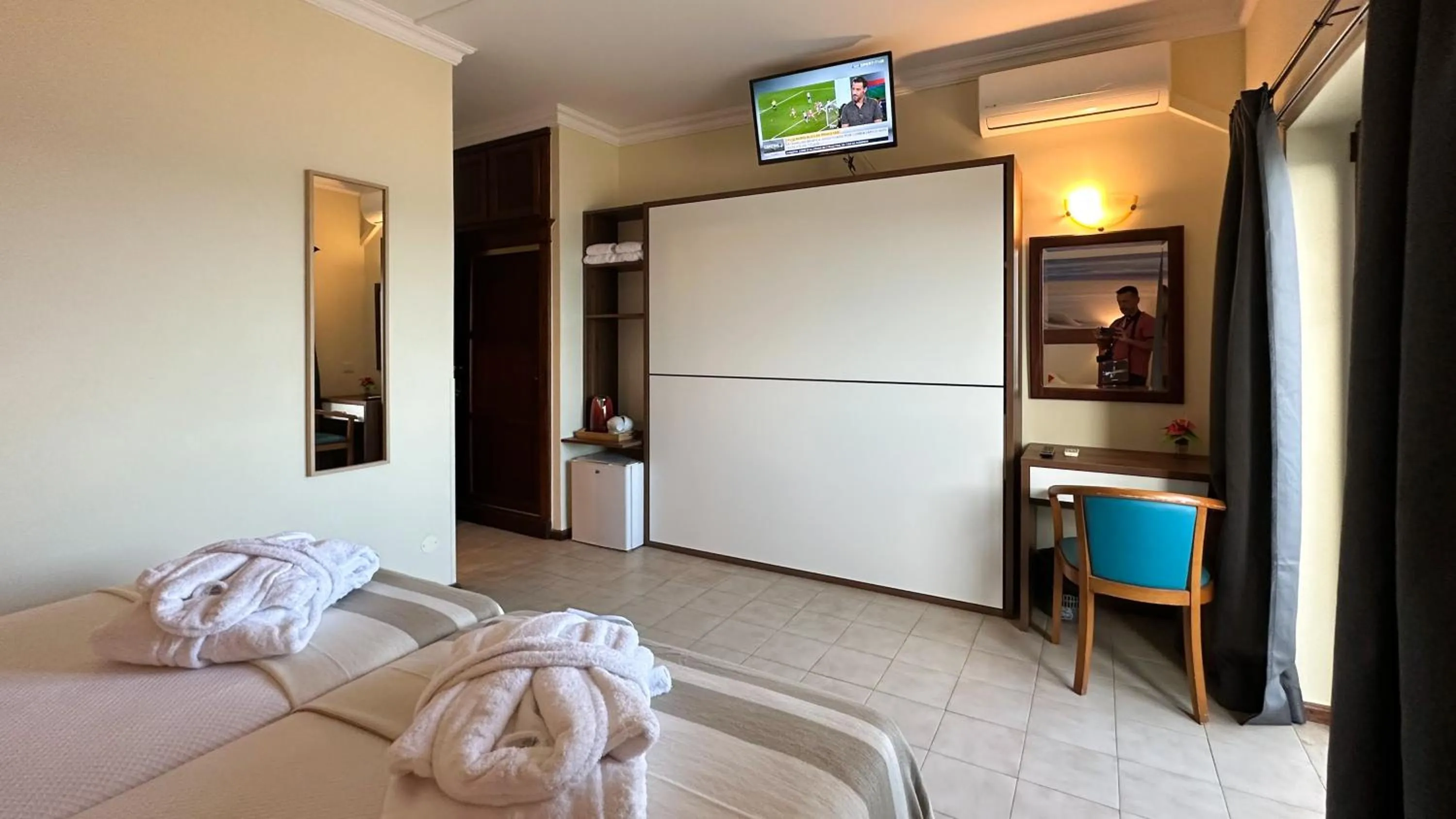 TV and multimedia, Bed in Hotel Avenida Praia