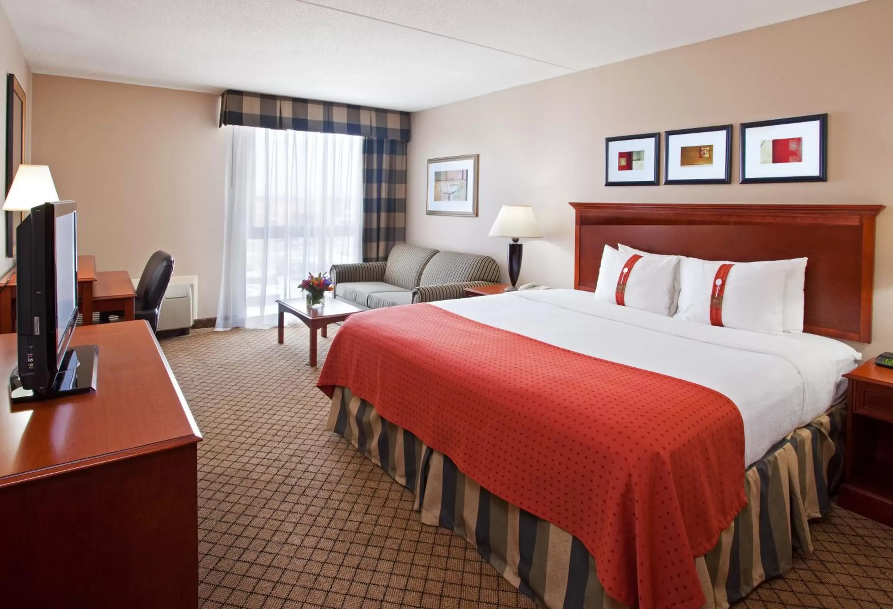 Day, Bed in Holiday Inn Cincinnati-Eastgate, an IHG Hotel