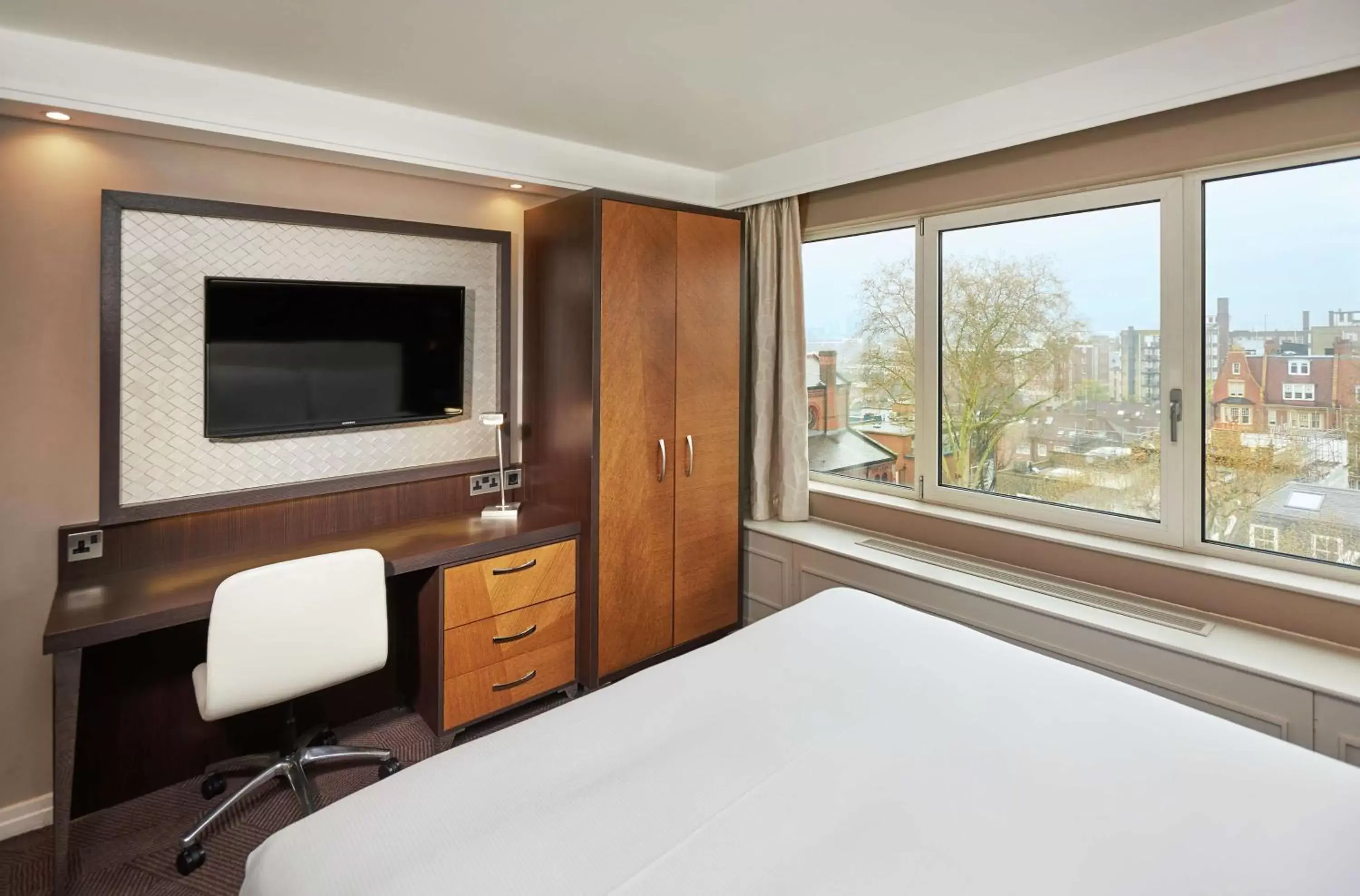 Bedroom, TV/Entertainment Center in DoubleTree by Hilton London - Hyde Park