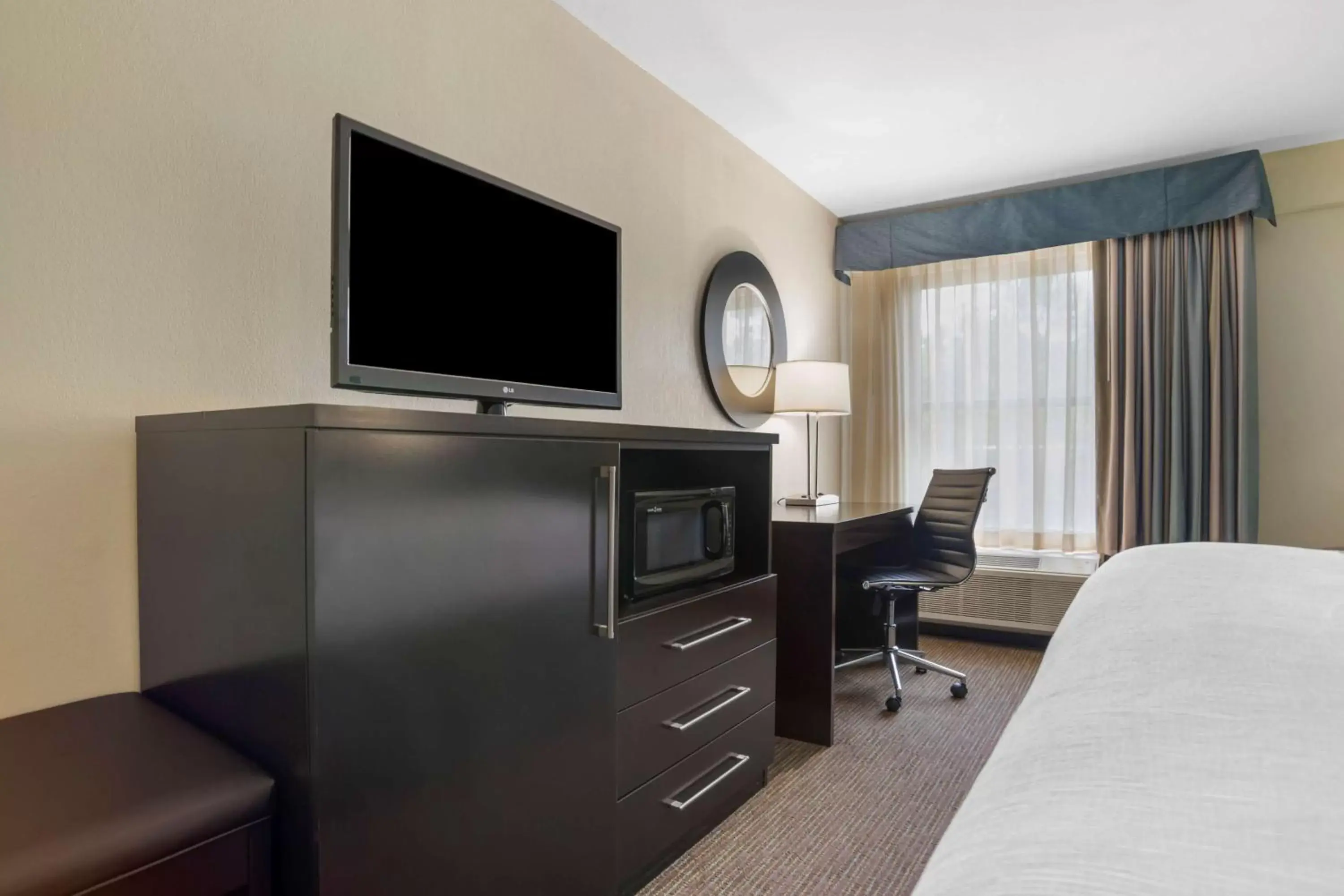 Bedroom, TV/Entertainment Center in Best Western Plus Tallahassee North Hotel