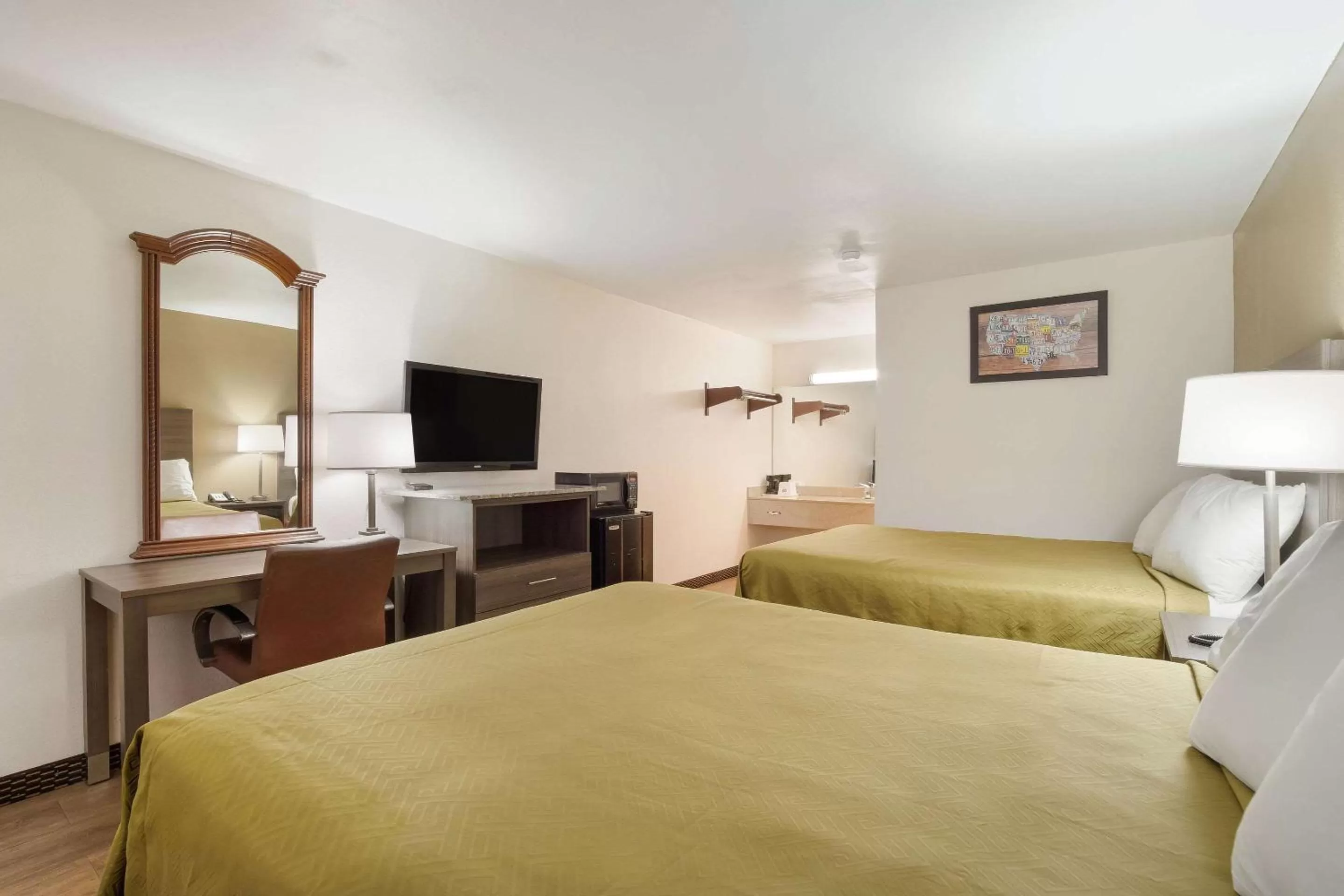 Photo of the whole room, Bed in Econo Lodge