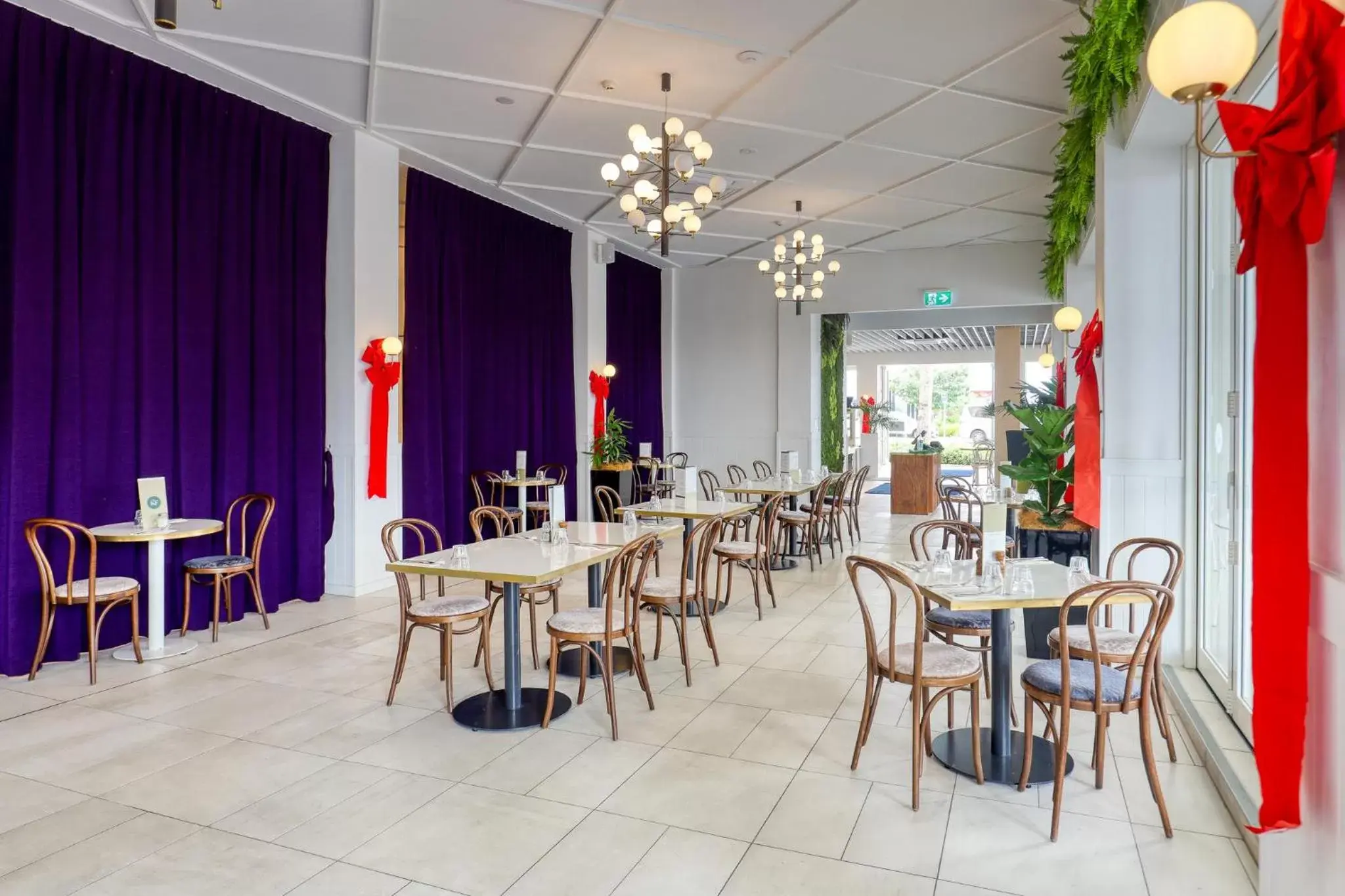 Dining area, Restaurant/Places to Eat in Ramada by Wyndham, Hamilton City Center