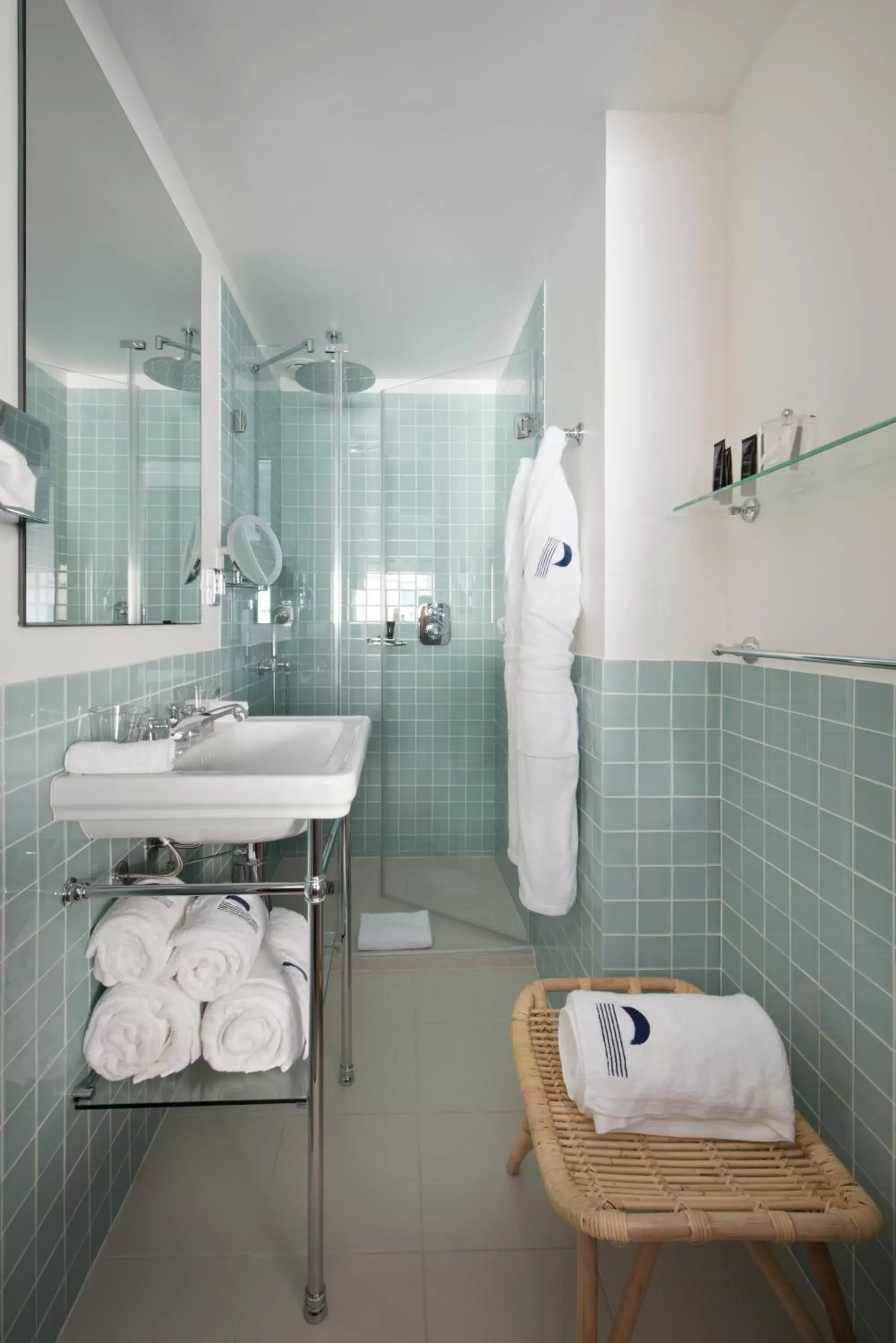 Shower, Bathroom in Hotel Parister & Spa
