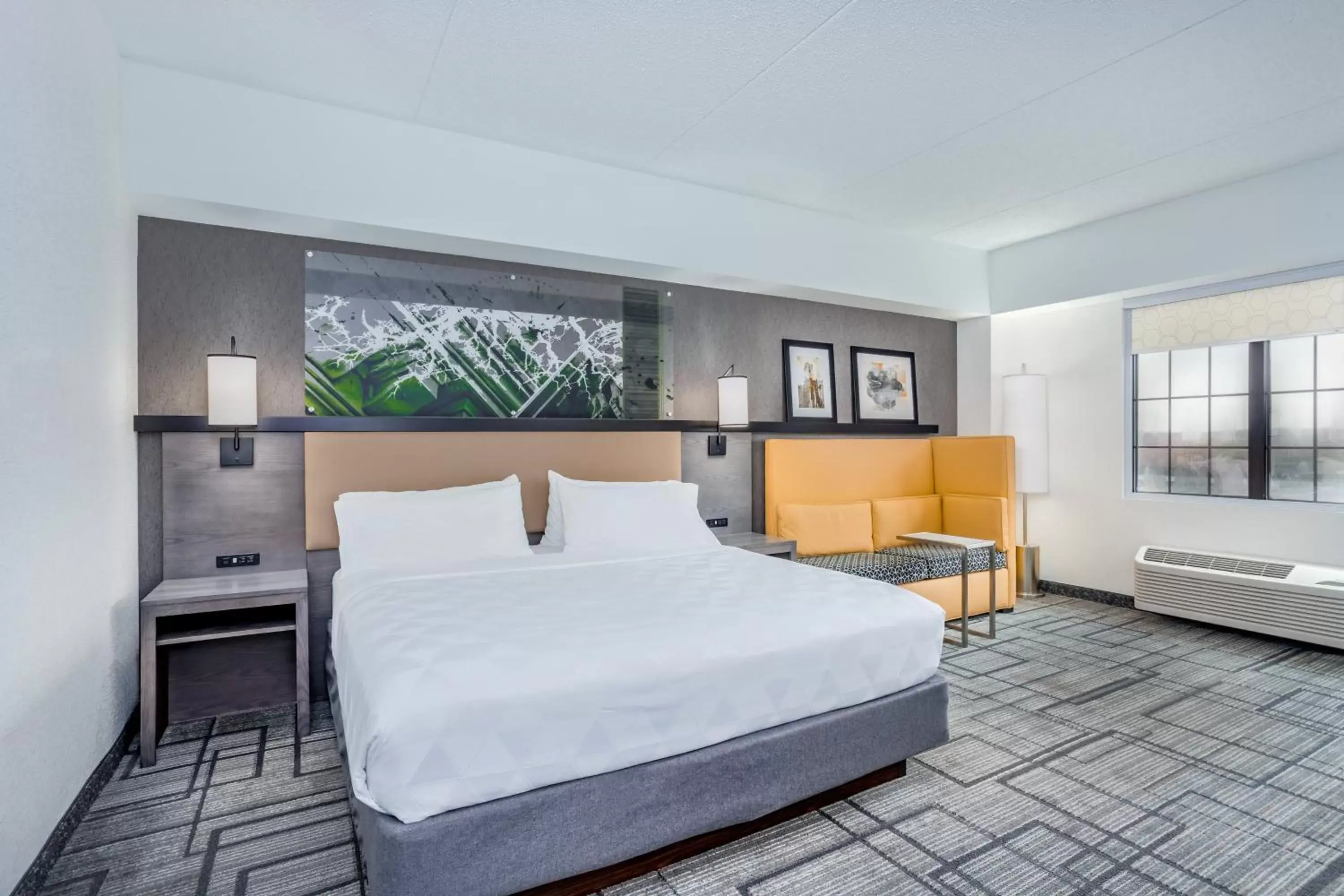 Photo of the whole room, Bed in Holiday Inn Lafayette-City Centre by IHG Photo of the whole room, Bed in Holiday Inn Lafayette-City Centre by IHG