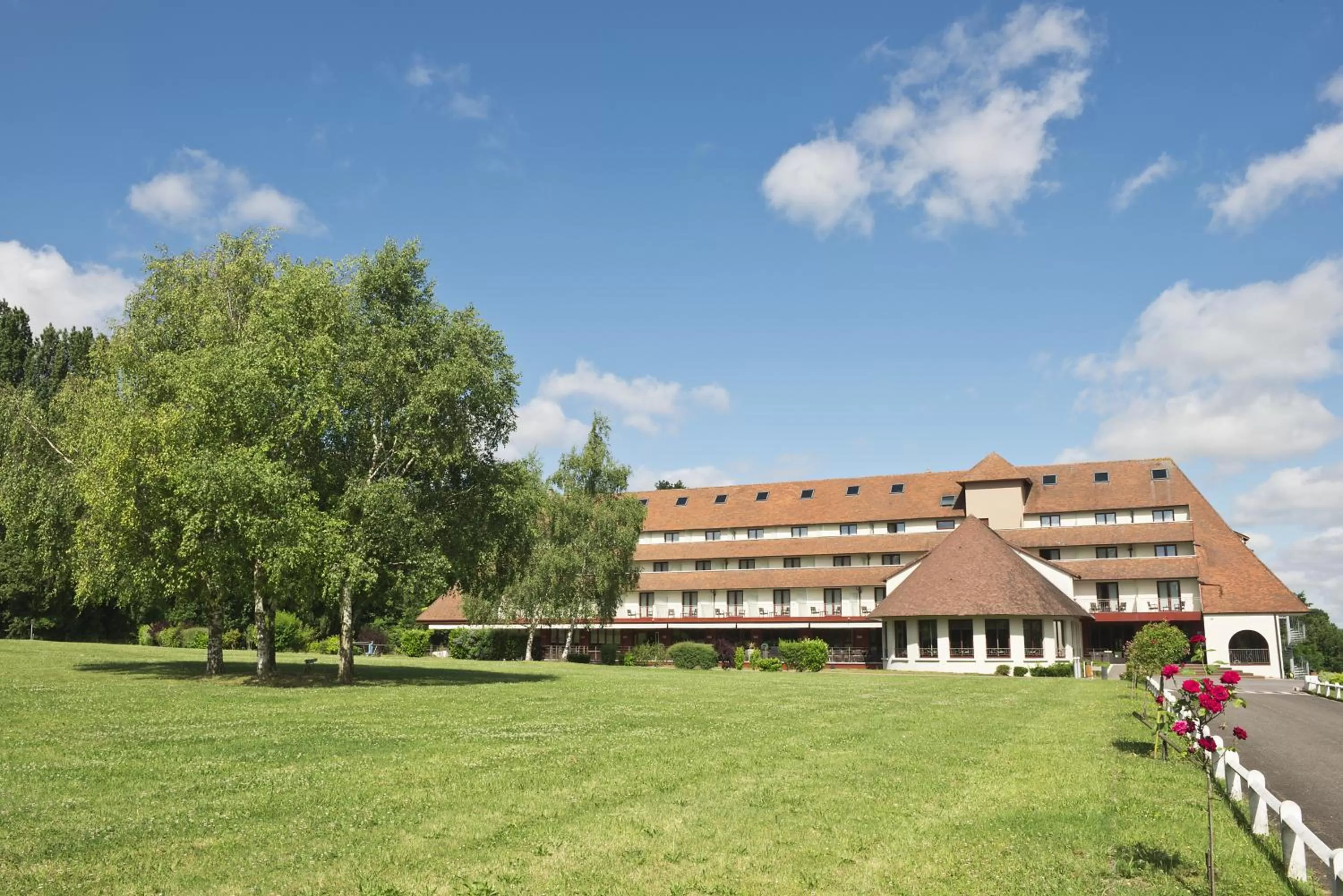 Property building in Best Western Plus l'Orée Paris Sud