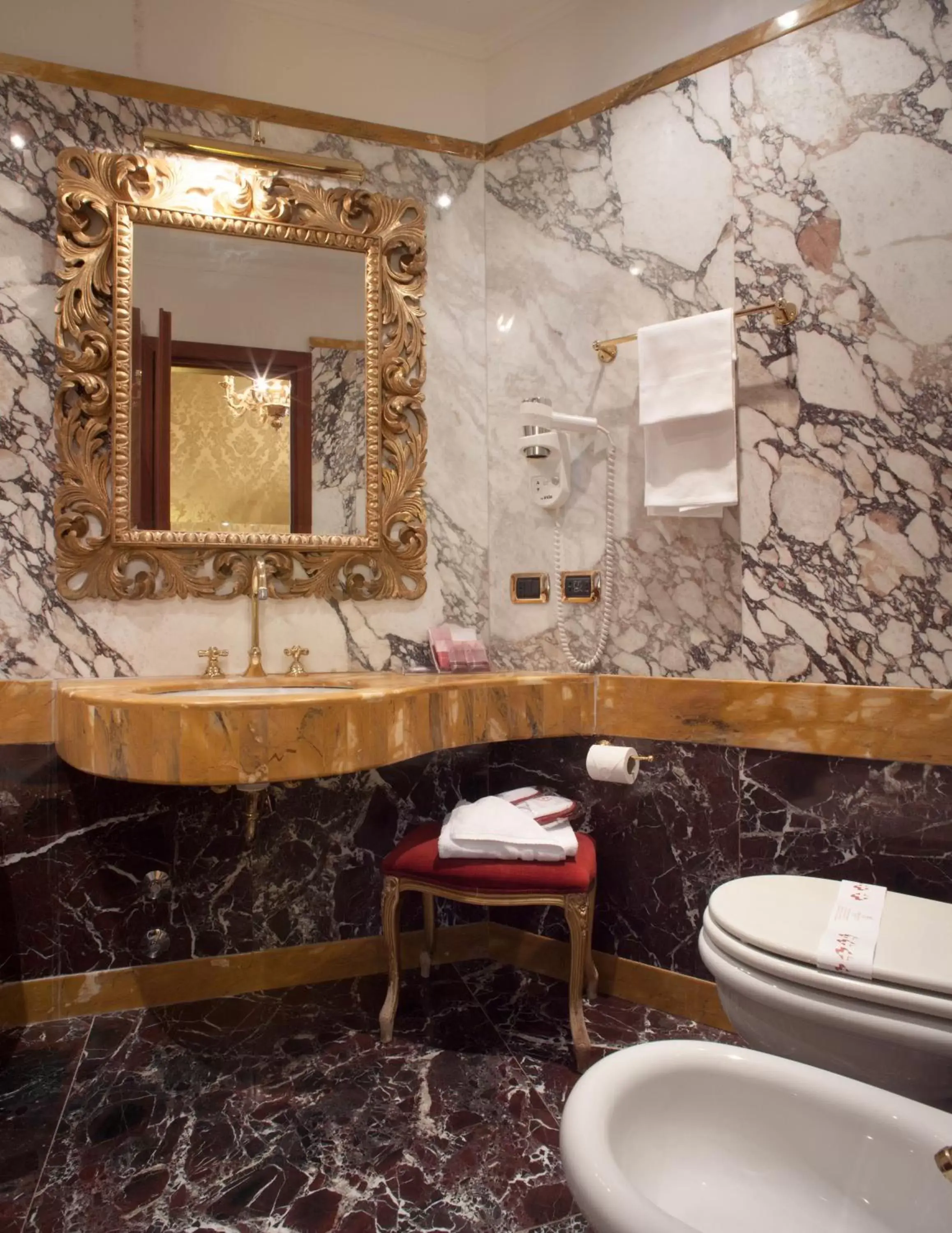 Bathroom in Hotel Des Epoques