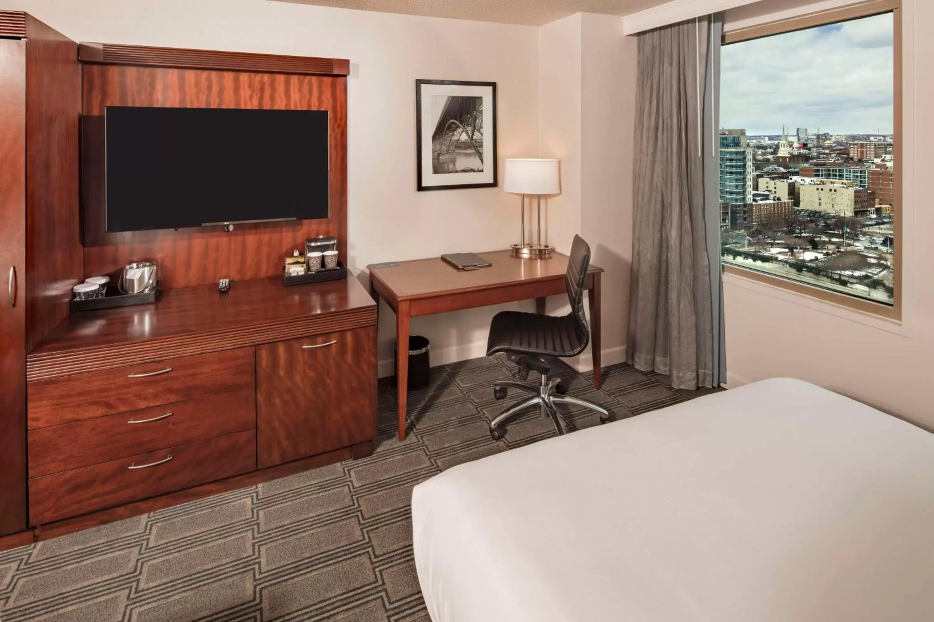 Bedroom, TV/Entertainment Center in Hilton Philadelphia at Penn's Landing