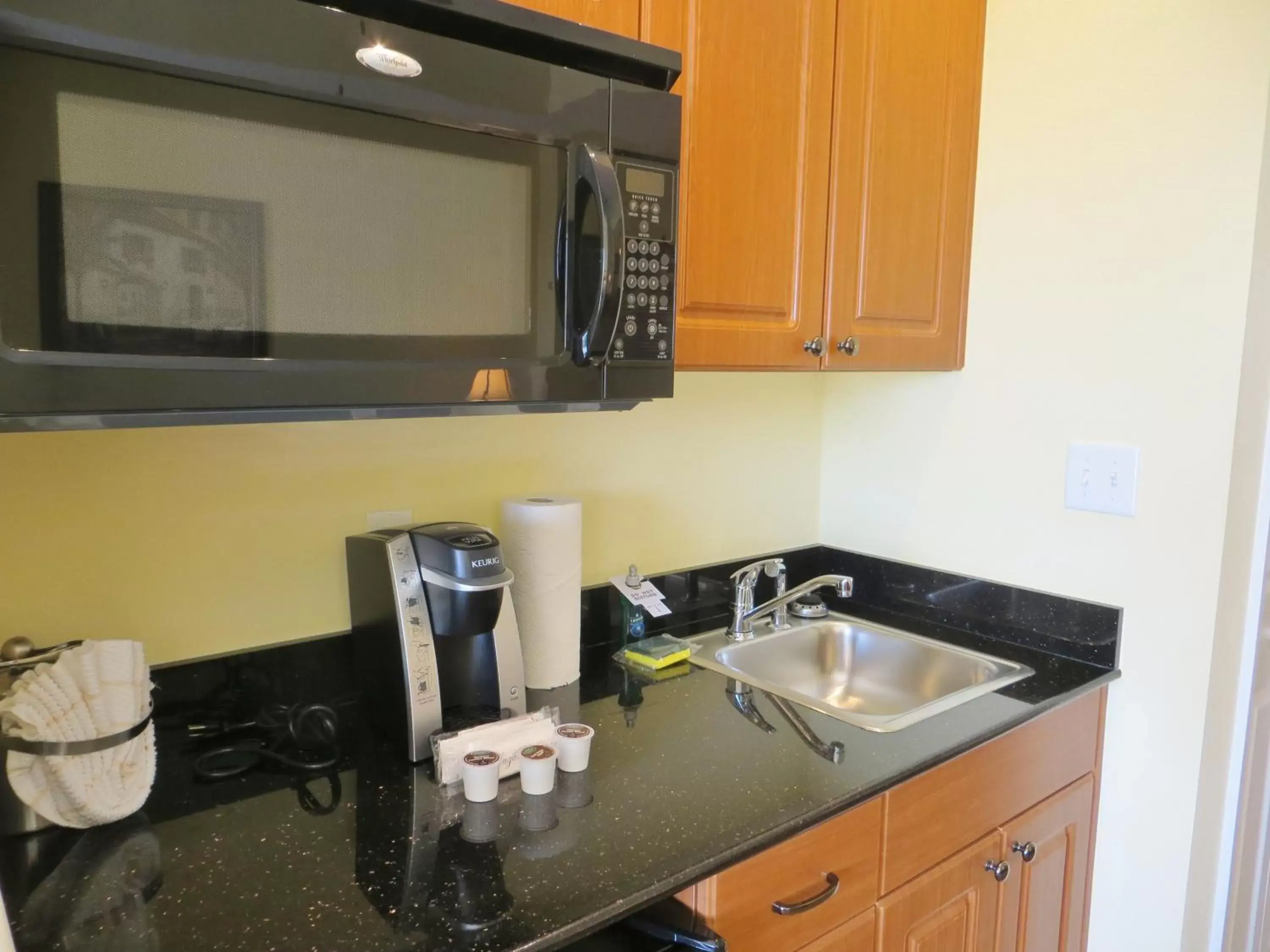 Coffee/tea facilities, Kitchen/Kitchenette in The Point Hotel & Suites Universal