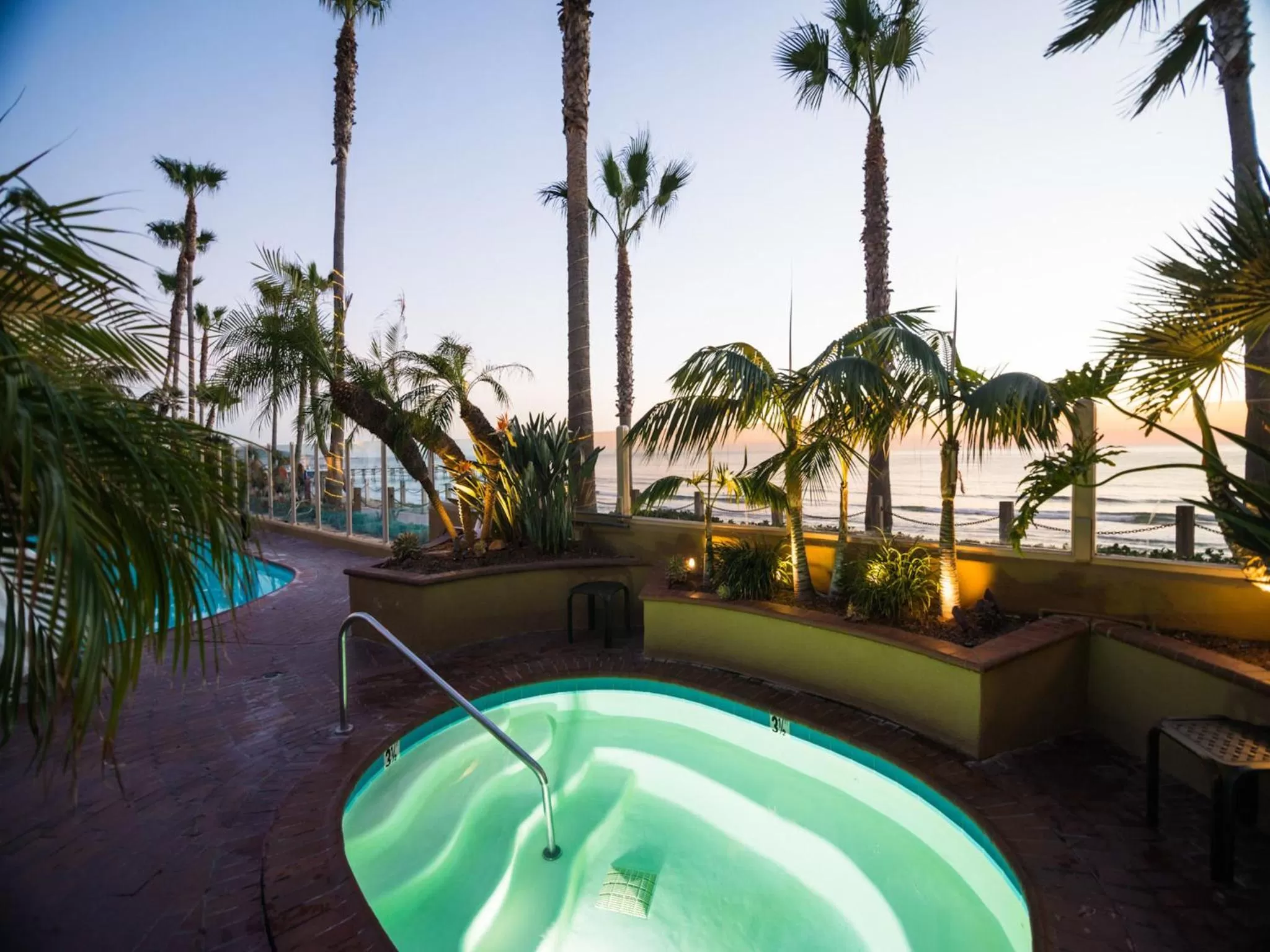Hot Tub in Pacific Terrace Hotel