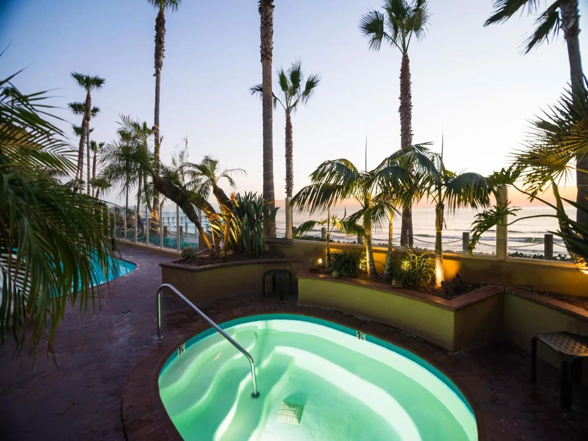 Hot Tub, Swimming Pool in Pacific Terrace Hotel